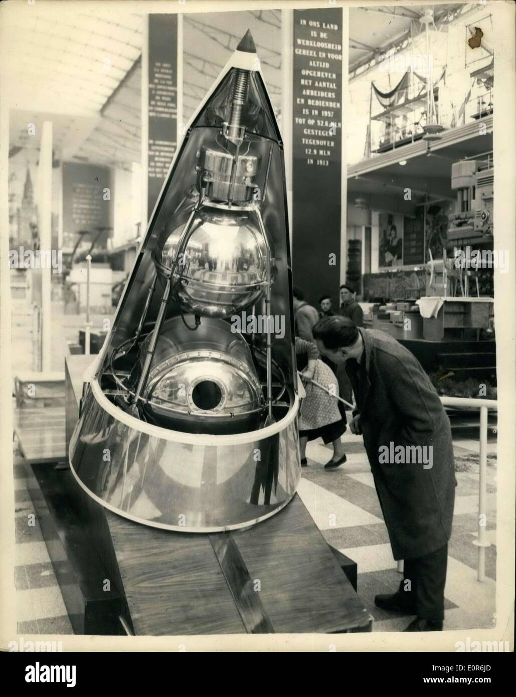 15 avril 1958 - Journée de la presse à l'Exposition Universelle de Bruxelles. Photo montre : La Fédération de Spoutnik 2 est en vedette dans la R Banque D'Images