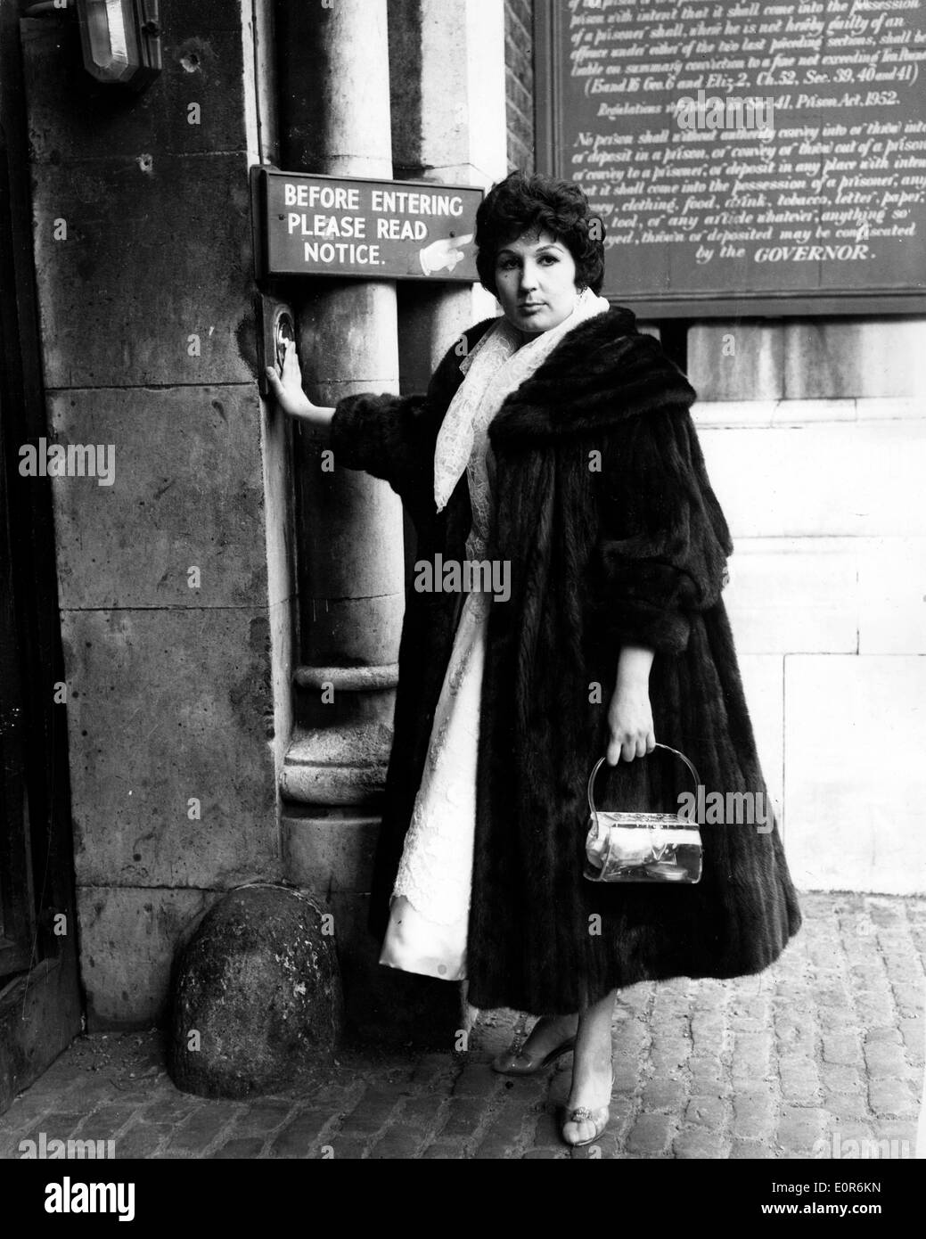 Apr 28, 1958 - Londres, Angleterre, Royaume-Uni - (photo) ALMA COGAN est un chanteur traditionnel de la musique pop dans les années 50 et Banque D'Images