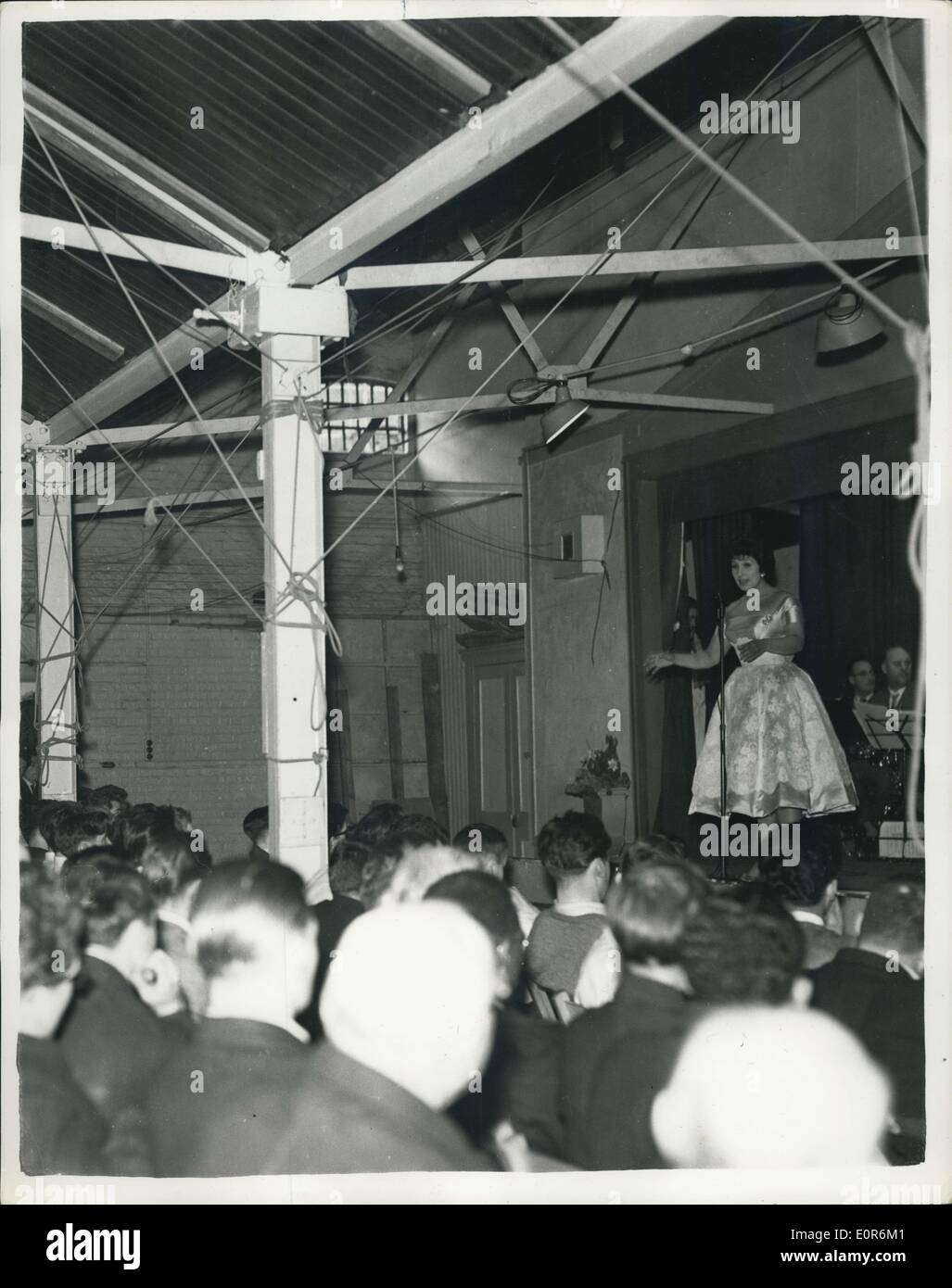 Le 28 avril 1958 - Alma Cogan va à Wormwood Scrubs de chanter pour les prisonniers : chanteur populaire, Alma Cogan est allé hier soir à l'Absinthe Banque D'Images