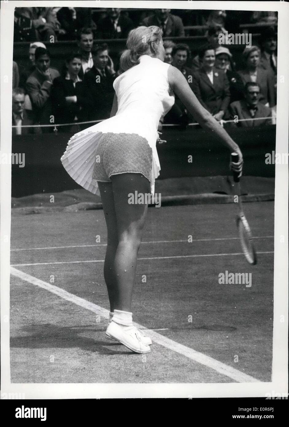 Juin 06, 1958 - Championnats de tennis de Wimbledon. hoto montre : Mlle Karol Fageros, d'Amérique, à jouer contre Mlle S. L Banque D'Images