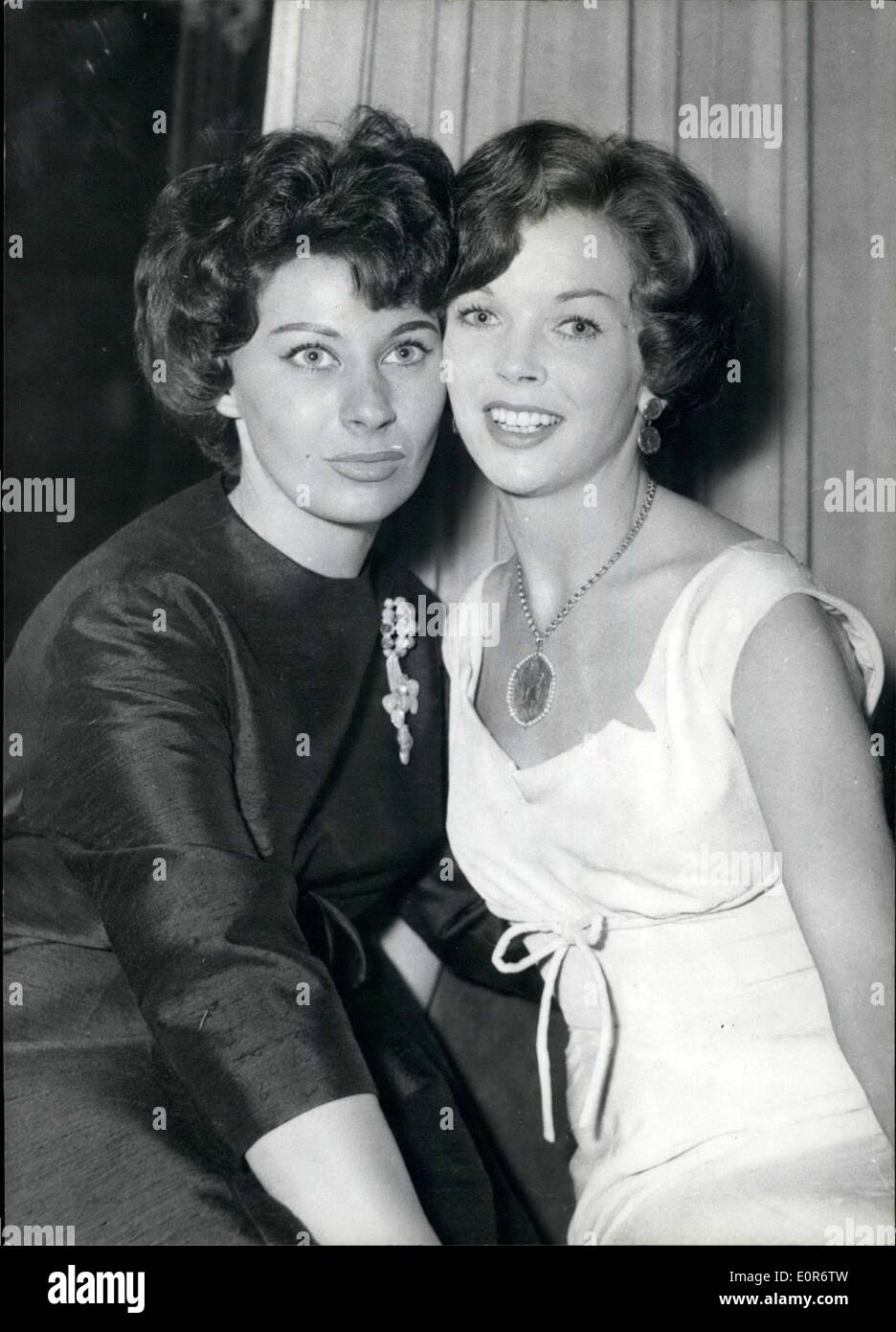 Juin 06, 1958 - à Co-Star en français Film : Dawn Addams et Magali Noel sont les deux stars sur le casting du film français ''L'ile Banque D'Images