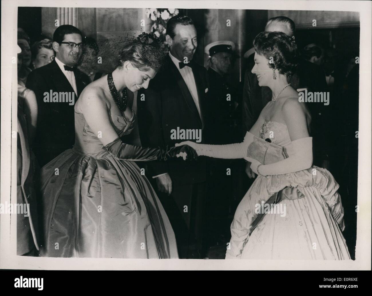 Mai 05, 1958 - La princesse Margaret assiste à la première mondiale de ''La Clef'' : Son Altesse Royale la princesse Margaret la nuit dernière a assisté à la première mondiale, du film ''La Clef'', dans lequel l'écran star italienne, Sophia Loren star avec William Holden et Trevor Howard- à l'Odéon, Leicester Square, Londres. La photo montre la princesse Margaret, serre la main avec Sophia Loren à l'Odéon, Leicester Square la nuit dernière. Banque D'Images