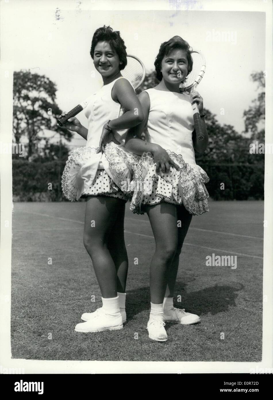 Jun. 06, 1958 Hrulingham - Pre-Wimbledon party à : photo montre deux stars du tennis mexicaine Yola Ramirez (à gauche), et Rosie Reyes, les deux porte-poupée espagnole comme de jupes, avec broderie anglais frilling porté avec repéré mémoires, cet après-midi à Pre-Wimbledon party au Club de Hurlingham. Banque D'Images