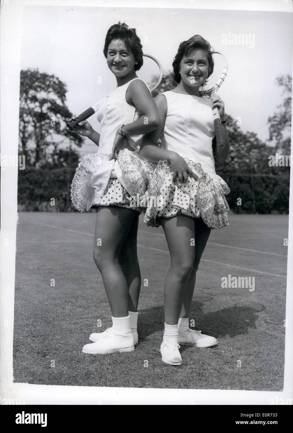 Juin 06, 1958 - Pre-Wimbledon Party à Buenos Aires. Photo montre deux stars du tennis mexicaine Yola Ramírez (gauche et Rosie Reyes, les deux porte-poupée espagnole comme de jupes, avec broderis anglais frilling porté avec repéré mémoires, cet après-midi à Pre-Wimbledon party au club de Hurlingham. Banque D'Images