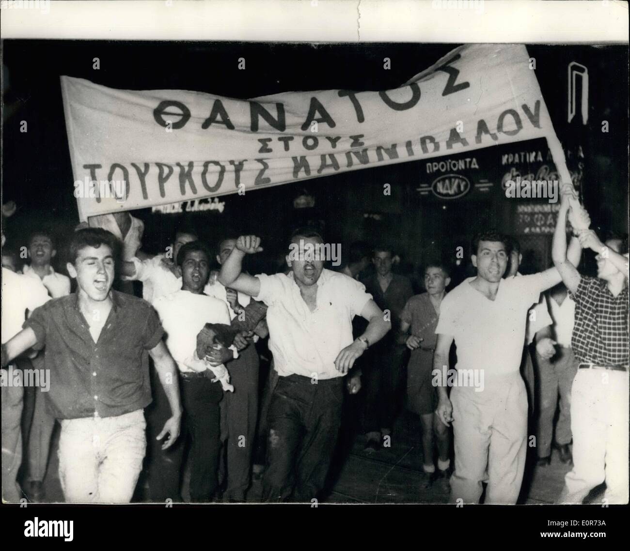 Juin 06, 1958 Les étudiants grecs - tenir des manifestations anti-turque à Athènes ; les étudiants de l'Université d'Athènes, a récemment organisé des manifestations anti-turque dans les rues de la ville d'Athènes. La photo montre certains des étudiants avec leur affiche lire ''Mort aux cannibales'' - au cours de la manifestation dans la rue principale de la ville. Banque D'Images
