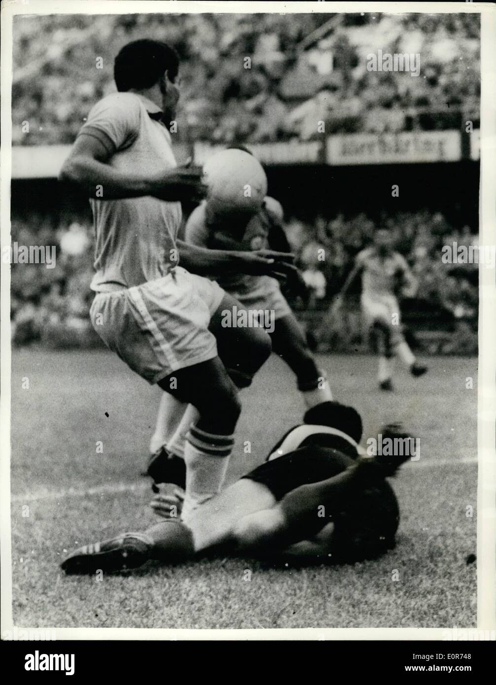 Juin 06, 1958 - Le Brésil bat la France 5-2 en demi-finale de la Coupe du  monde. Photo montre : le gardien de but français plonge pour un papier  d'attaque brésilien -