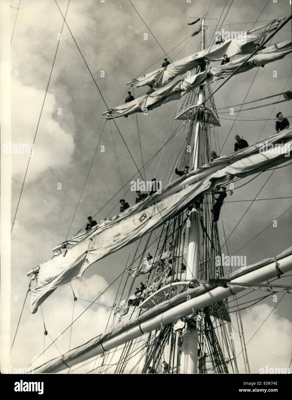 Juin 06, 1958 - La ''Christian Radich'' visites de Londres. : Les trois-mâts gréé carré ''voilier norvégien Christian Radich'', qui est l'une des stars du film cinemiracle '' Wind jammer'', actuellement exposée à Londres à l'odéon théâtre Cinemiracle, remonte les thèmes aujourd'hui de Gravesend, à quai à l'Ouest l'Inde Docks pour quatre jours, pendant lesquels les Londoniens seront admis à bord. Le navire est assuré par 74 élèves-officiers norvégiens, avec le capitaine Backen kjeli in command Banque D'Images