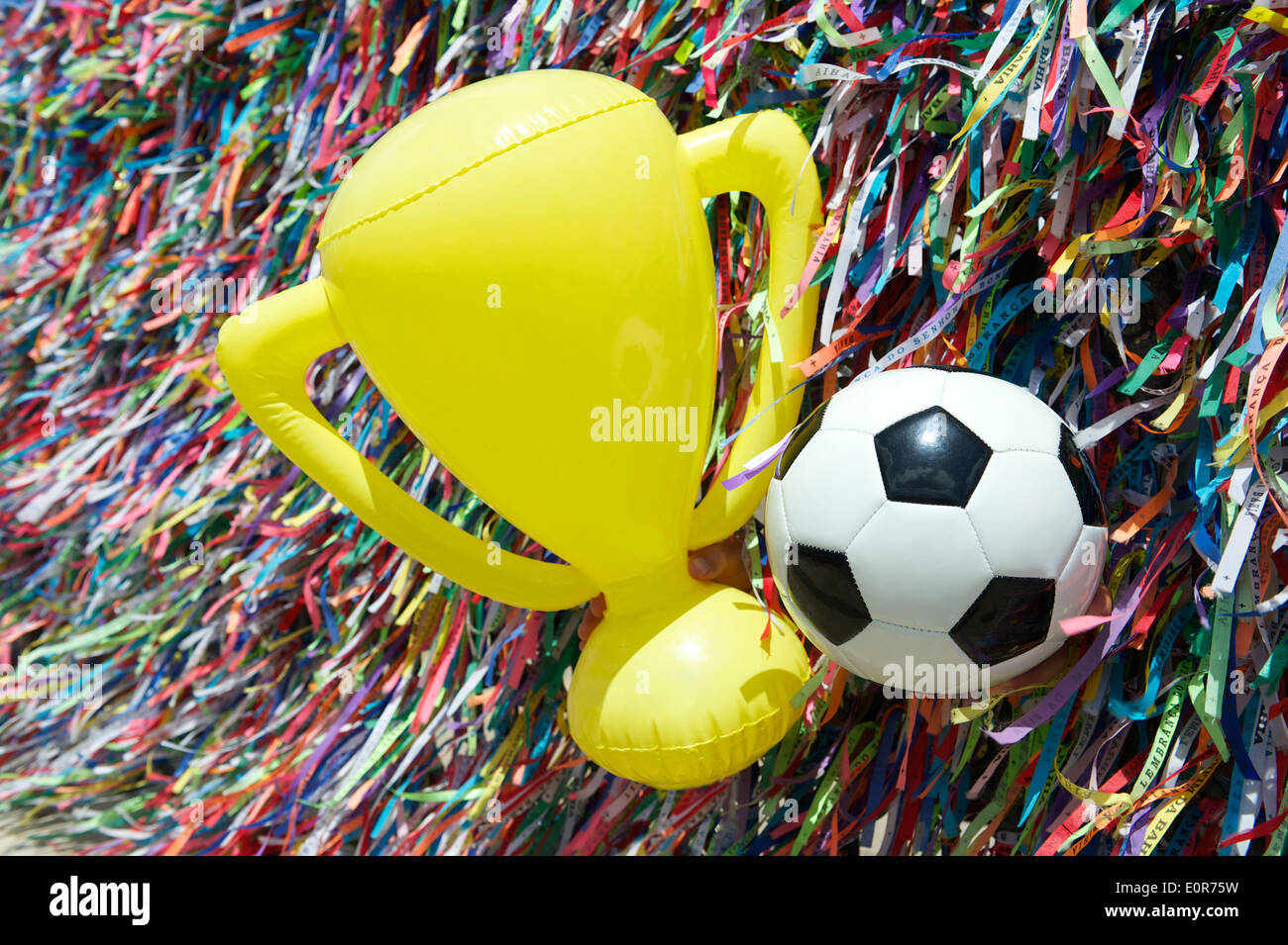 Bonne chance ballon de soccer et de football au trophée du championnat brésilien de mur tiens à l'église de rubans Bonfim à Salvador de Bahia Banque D'Images