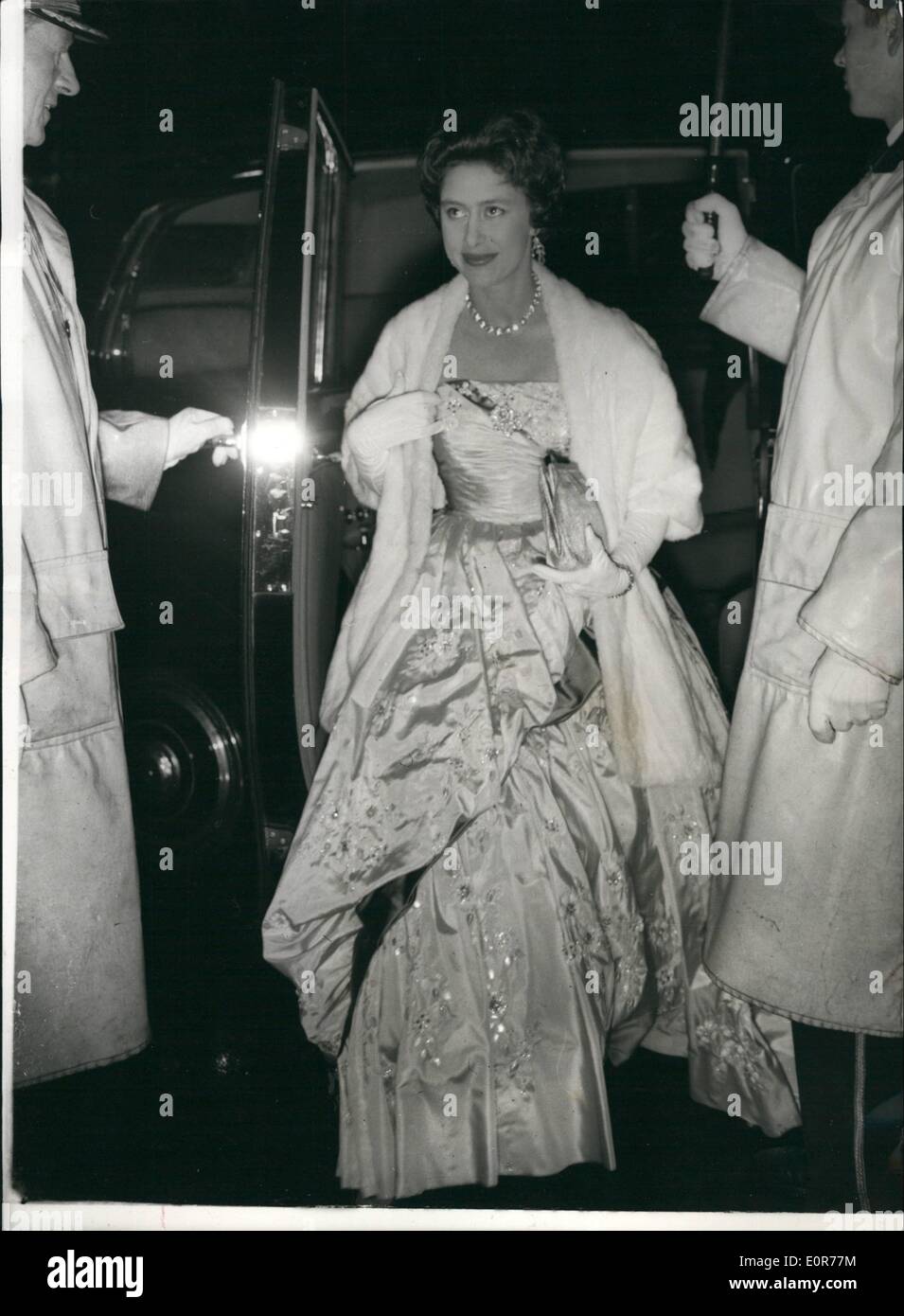 Mai 05, 1958 - La princesse Margaret assiste à la première mondiale de la clé : Son Altesse Royale la princesse Margaret en photo ce soir comme elle est arrivée à l'Odéon, Leicester Square, pour le Royal Première mondiale du film ''La Clef'', dans lequel l'écran star italienne Sophia Loren stars avec William Holden et Trevor Howard. Banque D'Images