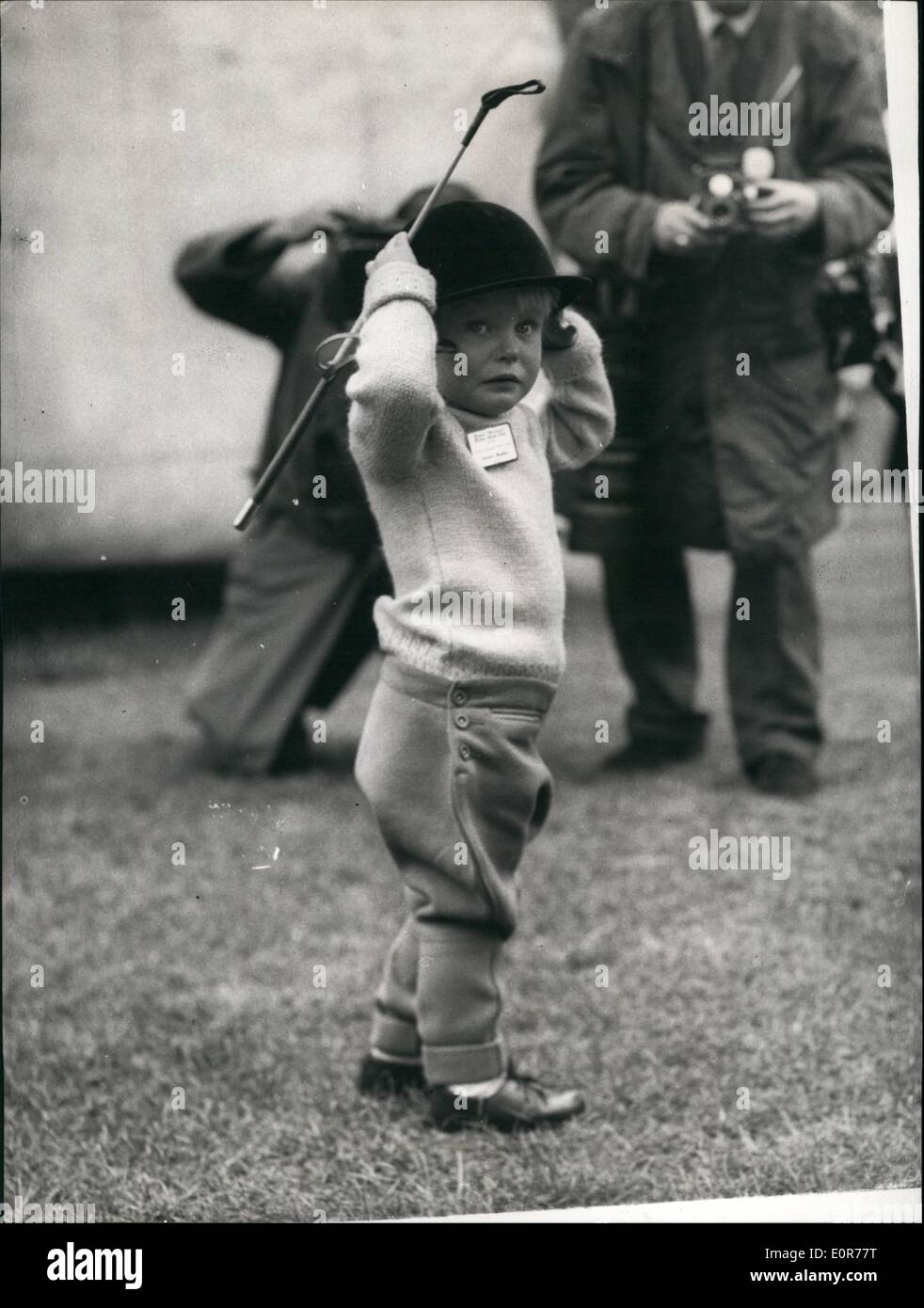 Mai 05, 1958 - Troisième jour de Le Royal Windsor Horse Show. : Le plus jeune membre. : deux ans Venessa Joan Melhuish de Bracknell - fait une étude de charme - comme elle marche autour du Windsor cet après-midi. Venessa est le plus jeune membre du Royal Windsor Horse Club - et est considérée au Royal Windsor Horse Show cet après-midi. Banque D'Images