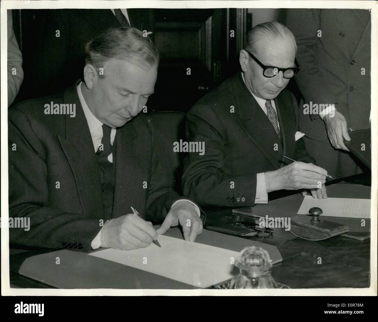 Mai 05, 1958 - Signature d'Angelo L'Italien de l'énergie atomique de la ratification de l'accord de Londres ; les instruments de ratification de l'Accord sur l'énergie atomique italien Angelo qui a été signé à Rome en décembre 1957 - ont été échangés à l'office des étrangers ce matin. Photo montre M. Belmyn Lloyd le Ministre des affaires étrangères (à gauche) et S.E. Seigior Vittorio Zoffy l'Ambassadeur d'Italie - la signature de la ratification par le bureau ce matin. Banque D'Images