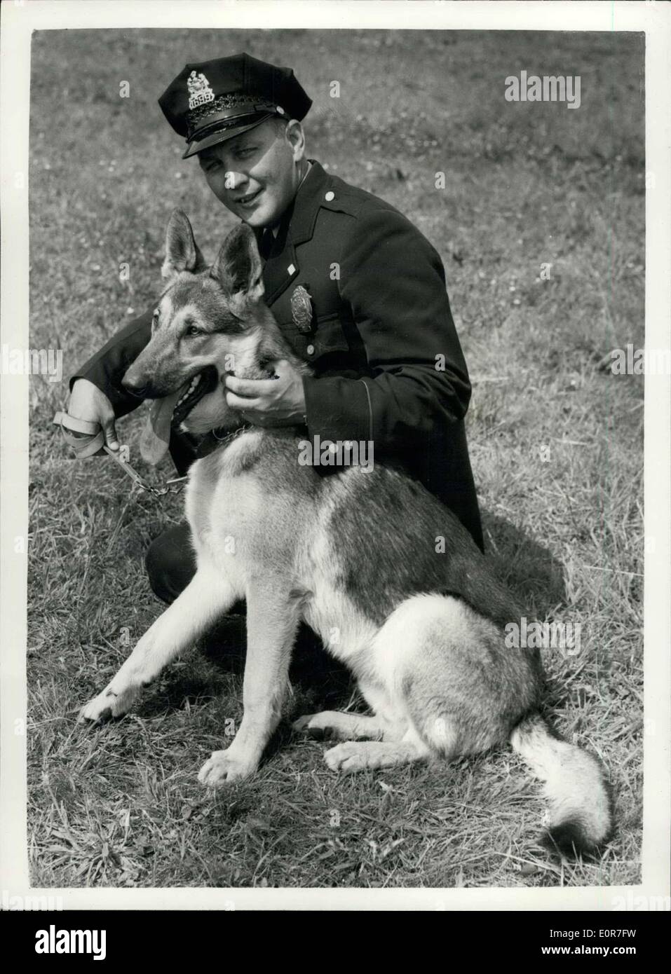 Juin 23, 1958 - L'Amérique policier apprendre comment manipuler les chiens..les ramènera à l'états de lutter contre la criminalité : Cinq policier de l'United States - tous les officiers supérieurs représentant New York et d'autres grandes villes sont maintenant dans le pays - le chien en savoir plus sur la manipulation. Jusqu'à présent aux États-Unis la police utilise un système radio - mitrailleuses - gaz lacrymogènes etc.. dans leurs batailles contre la criminalité - mais les chiens sont rarement - voire jamais utilisés. Les hommes sont allés à la police des cours d'informatique à West Wickham aujourd'hui de voir comment les chiens sont formés. Photo montre Walter Génisse, qui vient de St Banque D'Images