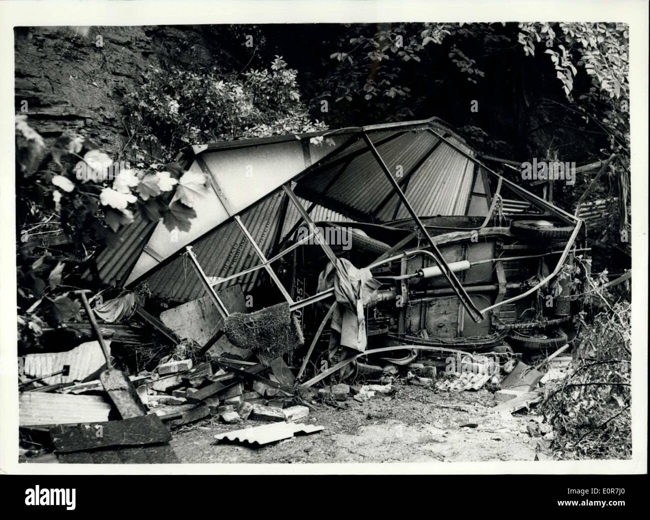 Juillet 04, 1958 - Location de garage et emportés par le Sheffield inondations : photo, un garage et une fois qu'il avait été lavé à 200 m de son amarrage à Moscou, cottages, Abbeydale, Sheffield durant la fortes inondations qui couvre de vastes étendues à la suite des fortes pluies. Banque D'Images