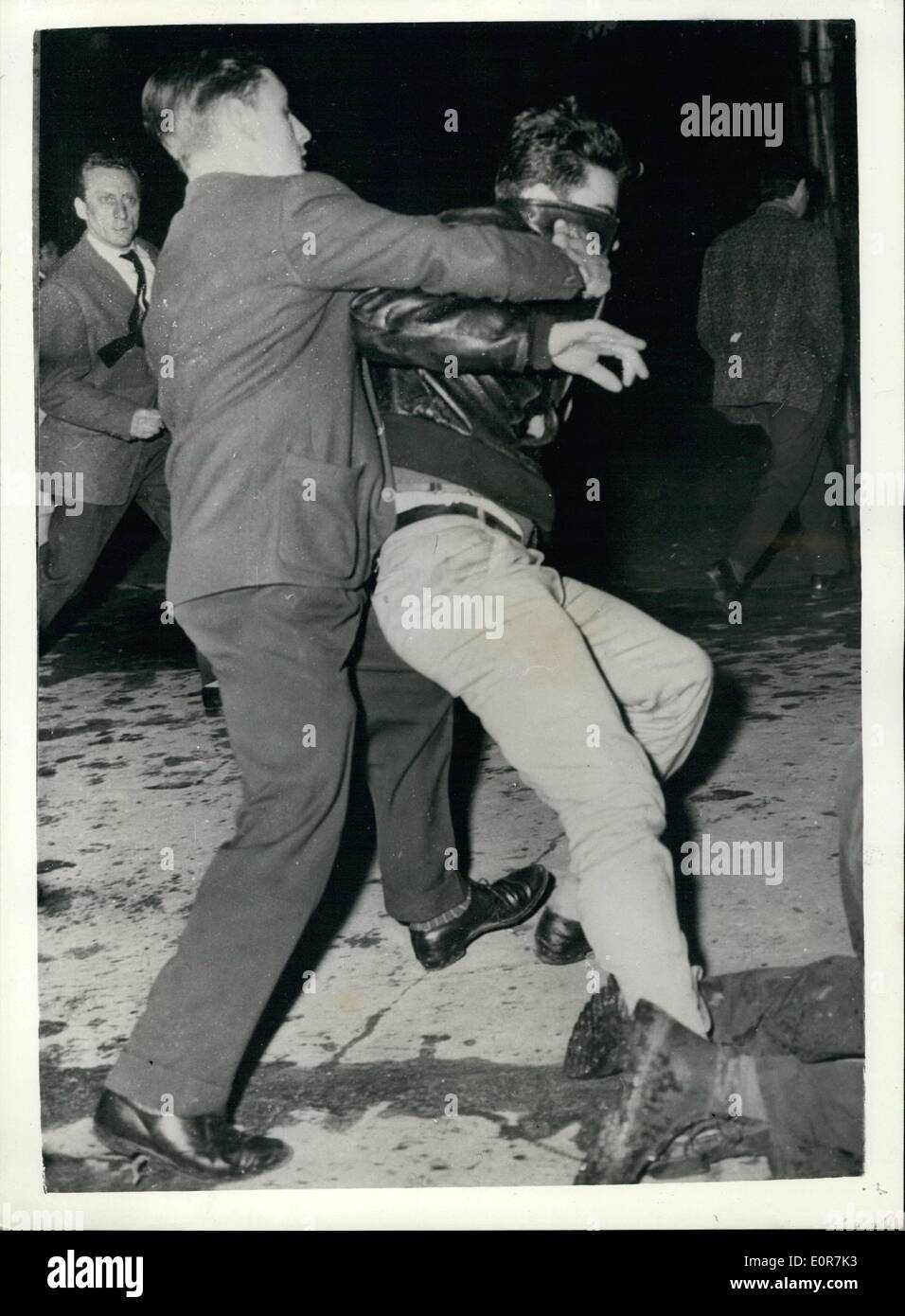 Mai 05, 1958 - La fin de nuit d'émeutes à Paris communistes bataille avec de gaullistes : Phoo montre. Scène au cours des affrontements entre communistes et de gaullistes-dans les Champs Elysées, Paris la nuit dernière-comme le gouvernement français se poursuit. Banque D'Images