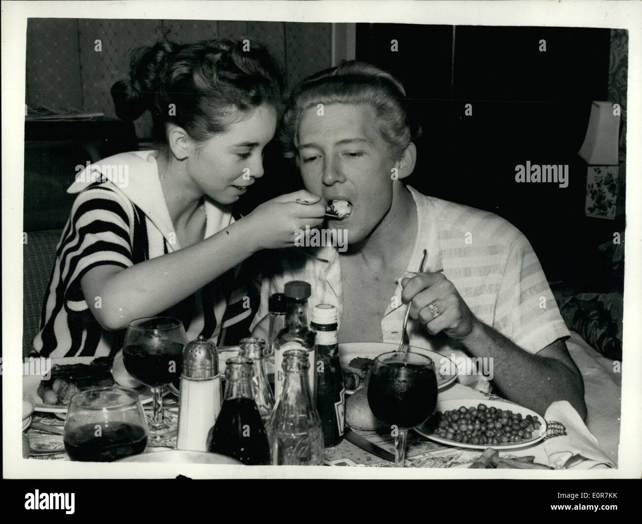Mai 05, 1958 - Le chanteur Jerry Lee Lewis et son enfant mariée : Jerry Lewis chanteur peut avoir coupé court à sa tournée théâtrale d'Angleterre Banque D'Images