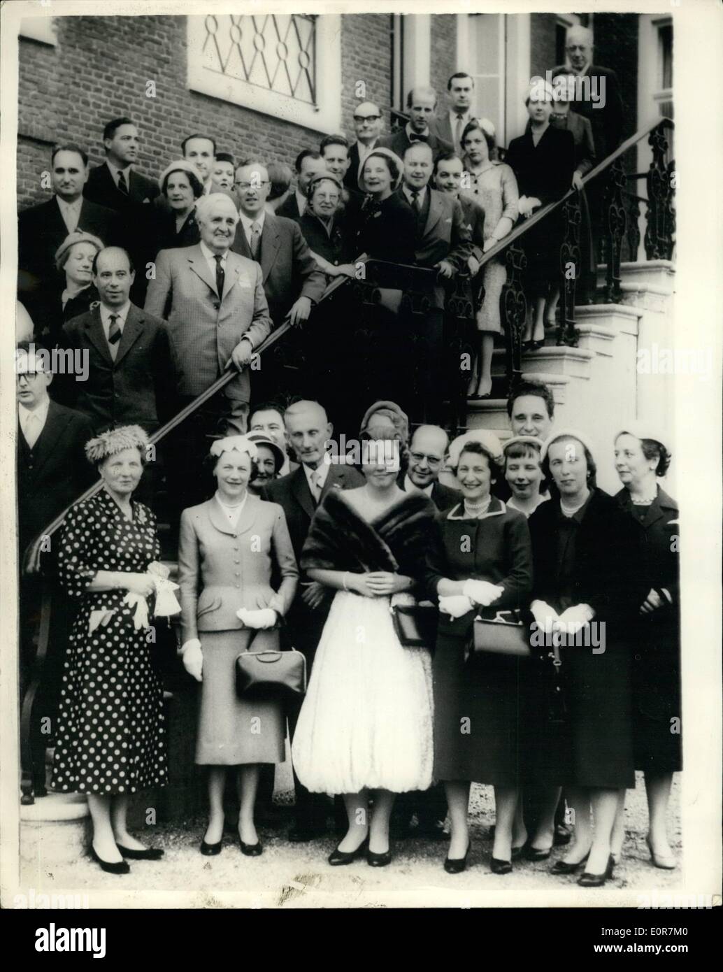 05 mai 1958, la reine Juliana - rencontre de la Vicomtesse Kilmuir : la reine Juliana des Pays-Bas et de la princesse Beatrix, a rencontré hier le président du nouveau comité de l'UNICEF, Vicomtesse Kilmuir, à la maison, Don Bosch à La Haye. Photo montre (de gauche) La reine Juliana, Vicomtesse Kilmuir et la Princesse Beatrix, représenté lors de la réunion d'hier. Banque D'Images