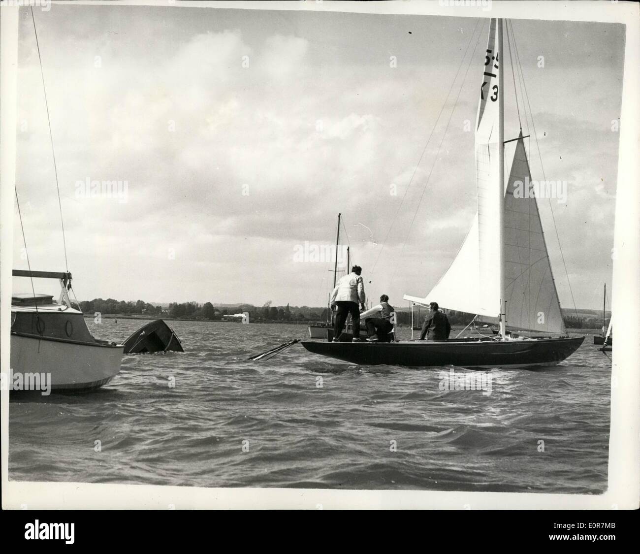05 mai 1958 - le marquis de Milford Haven coule UN Dinghy : Lorsque les marques de Milford Haven essayaient pour la première fois son nouveau yacht Medina d'environ 10,000 à Bosham Harbour, Sussex, samedi, son chapeau a été soufflé et a été retiré de l'eau quand le yacht est venu. La médina s'est enorée et son bateau de 50 m à St s'est enlisé avec le montage d'un canot de 16 m amarré. Les marques couraient de la barre et démêla les trucages de Medina. Mais le canot a pris de l'eau et a coulé lentement Banque D'Images