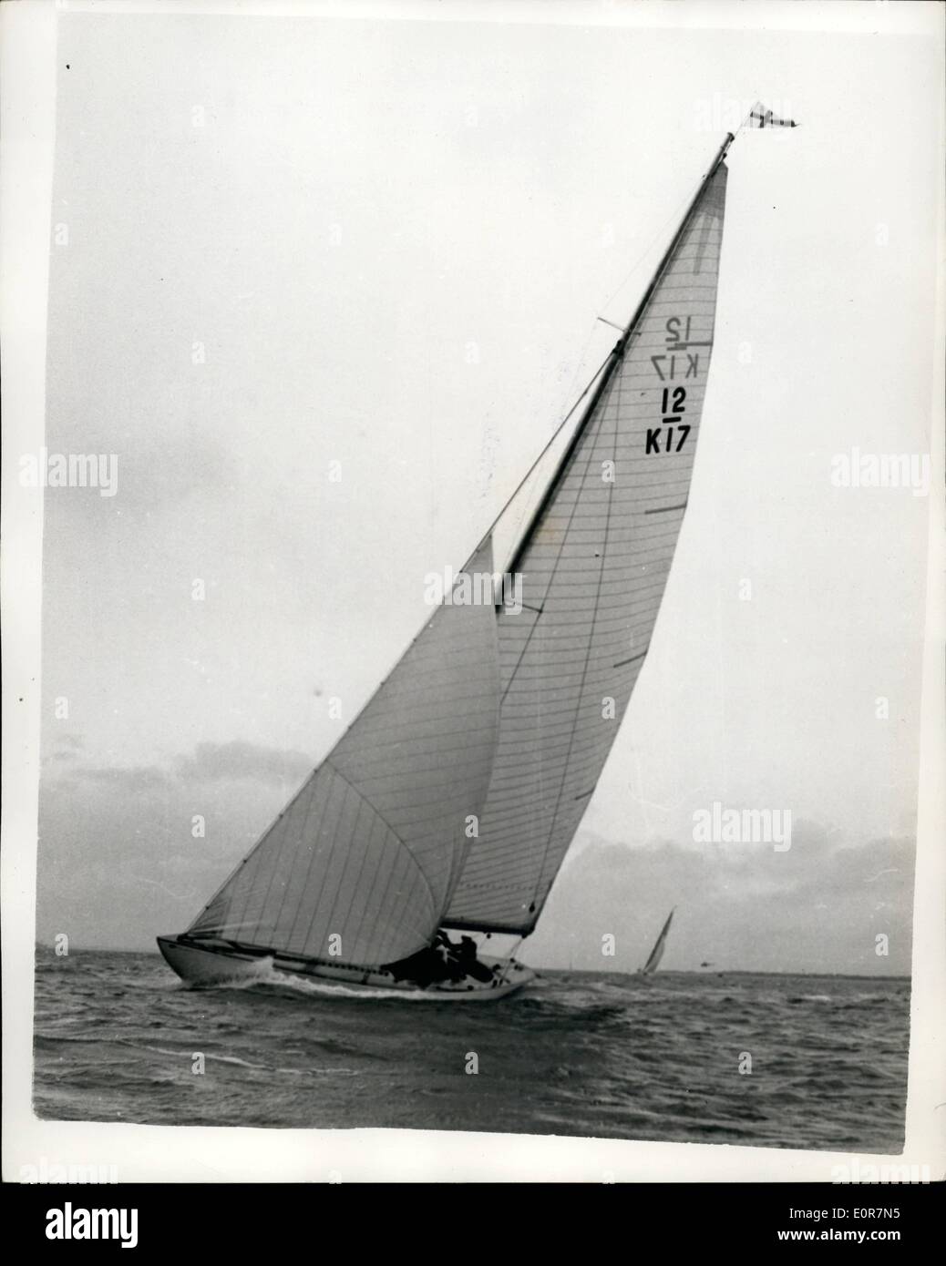 Mai 05, 1958 - Mettre le sceptre à travers son épreuve. : Le sceptre yach le challenger de l'America's Cup à Rhode Island, en septembre prochain - en photo pendant son procès dans le Solent. Banque D'Images