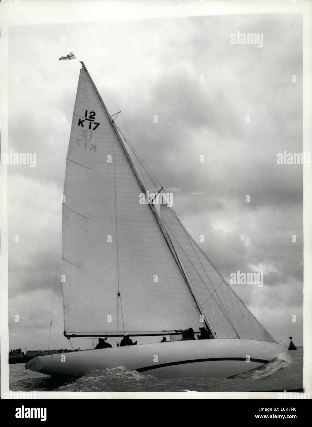 Mai 05, 1958 - Mettre le sceptre à travers son épreuve. : Le sceptre yach le challenger de l'America's Cup à Rhode Island, en septembre prochain - en photo pendant son procès dans le Solent. Banque D'Images