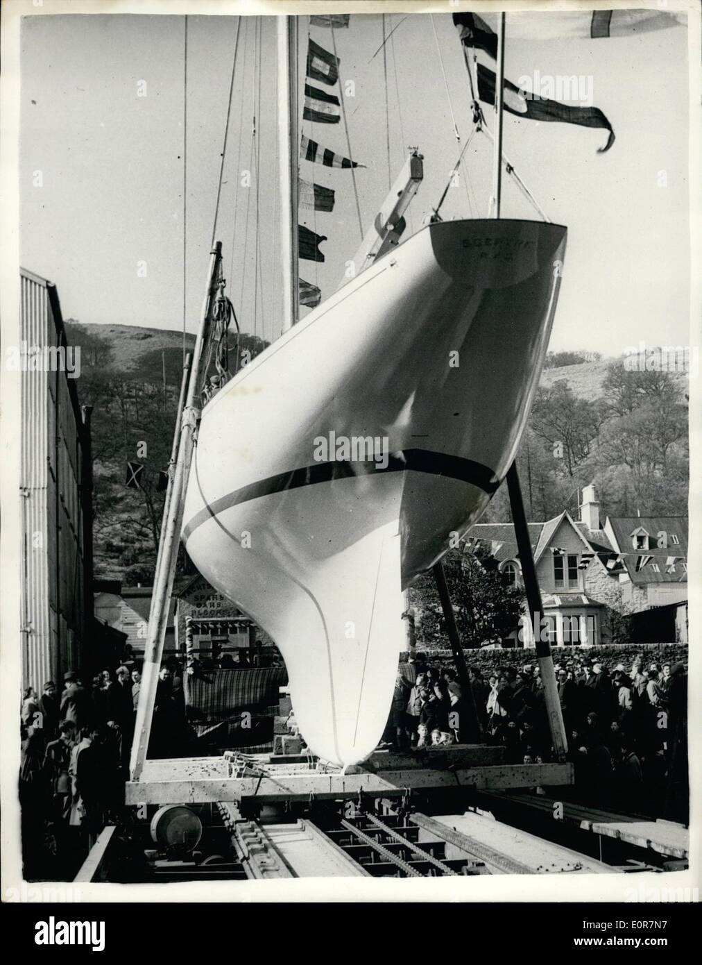 Mai 05, 1958 - Lancement de la Challenger de l'America's cup. : le yacht, le Sceptre, le challenger de l'America's Cup au large de Rhode Island, en septembre prochain, a été lancé dans la Sandpoint à banc, Argyil, Ecosse, hier par Lady Gore, l'épouse de Sir Ralph Gore, commodore du Royal Yacht Squadron. Photo show le yacht de Sceptre se trouve dans la cale avant le lancement d'hier. Banque D'Images