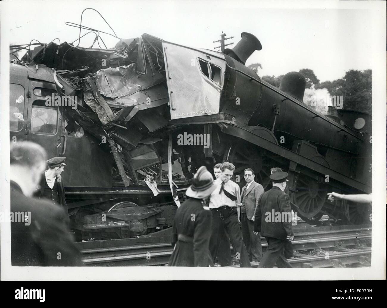 Juillet 07, 1958 - beaucoup de blessés à Londres : accident ferroviaire entre vingt et trente personnes ont été blessées ce matin dans une collision entre un train à vapeur et un train électrique à Maze Hill railway station, Greenwich. La photo montre le moteur de le train à vapeur perchés sur les brisées - train électrique à Maze Hill aujourd'hui. Banque D'Images