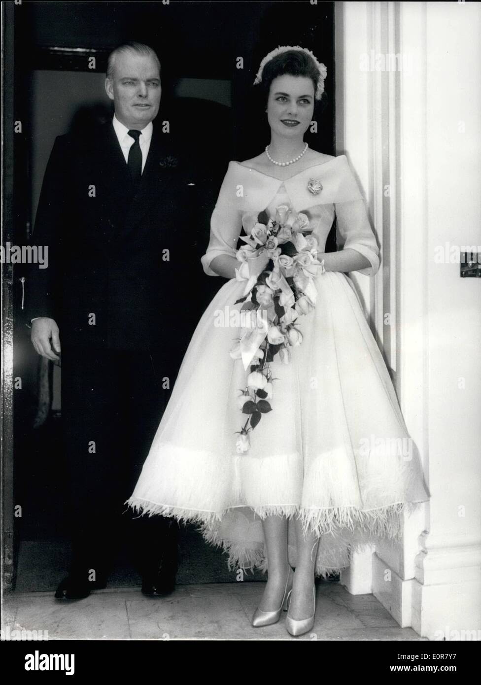 Le 15 mai 1958 15-5-58 - Le Duc de Rutland weds ââ€" Le mariage a lieu aujourd'hui à Caxton Hall, entre Mlle Frances Sweeney, 20 ans, fille de la duchesse d'Argyll et les 38 ans le Duc de Rutland. Photo : Keystone montre la mariée, vêtue d'une robe d'organza rose-blush par Norman Hartnell, vu quitter avec son père, M. Charles Sweeny, pour la cérémonie. Banque D'Images