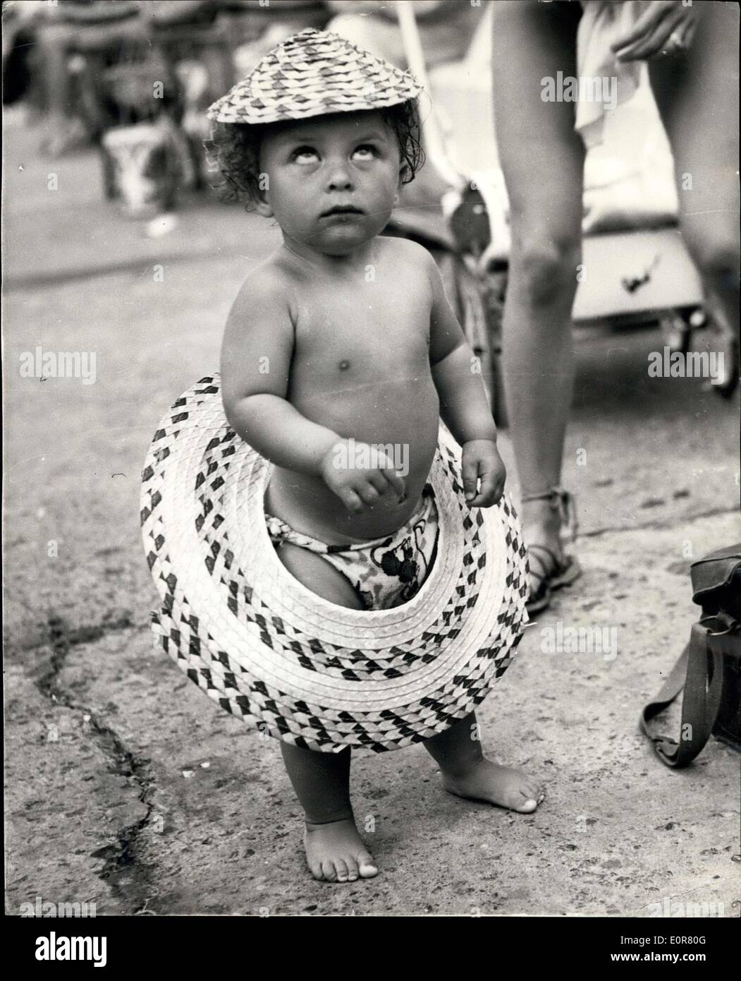 15 Jul, 1958 - maintenant ce qu'il s'est passé. Photo montre âgé de 14 mois  Trevor Wood, de North Shields, Northumberland, juste arrivé de donner son  chapeau de paille et d'un Tirer