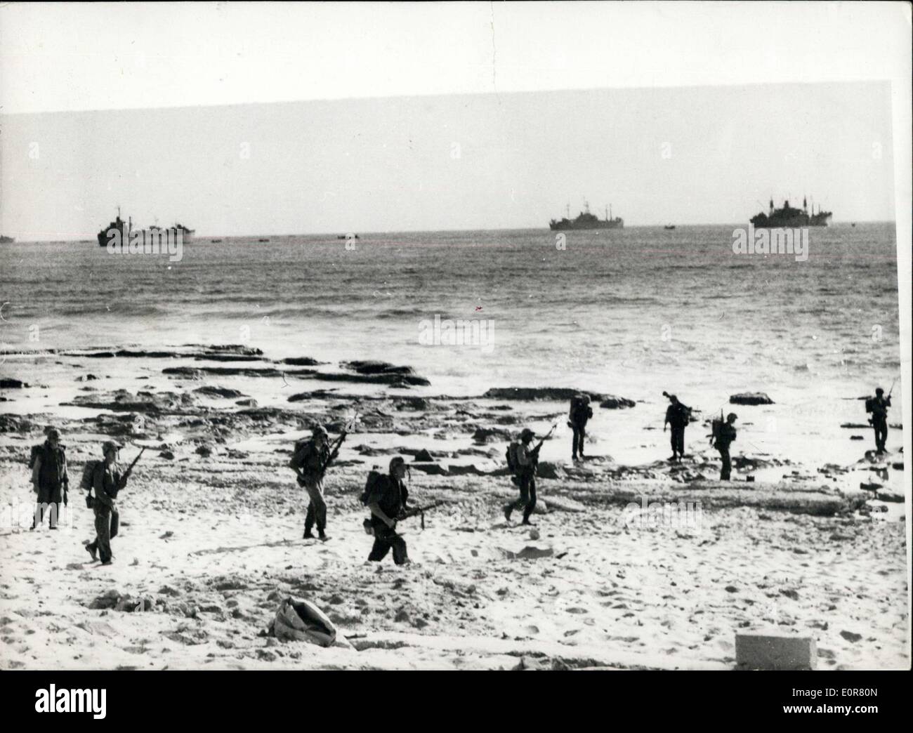 Juillet 17, 1958 - photos originales par air de débarquement américain au Liban. La photo montre la photo d'origine juste reçu par air -  marcher dans le sable de Khaldo beach près de Beyrouth - après mardi's landing au Liban. Banque D'Images
