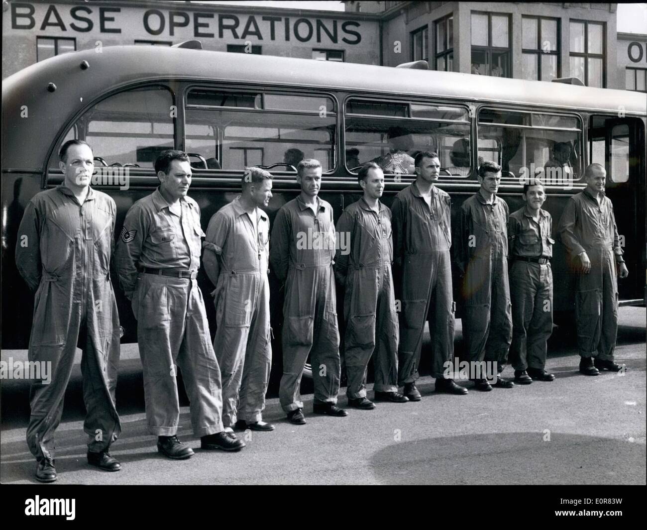 Juillet 07, 1958 - Sortie US pilotes à Wiesbaden : Les neuf pilotes américains, qui avait été forcé d'atterrir en Arménie par les avions russes, 17 Juillet 58, après avoir été libéré, aujourd'hui ont été d'arriver à l'aéroport militaire américain Wiesbaden-Erbenheim. Photo montre le pilotes, qui sont revenus. De gauche à droite : le colonel D.D. Brannon (Brannon) ; Sgt. J.C. Holman (Holman) ; le Maj L.W. Lyles (Lyles) ; le Maj Re. (Crans Crans) ; le lieutenantJ.N. Luther (Luther) ; le maj B.A. Shupe (Shupe) ; Capitaine J.T. Kane (Kane) ; pilote E.H. Alésoir alésoir (pilote) et par nuit. Sabo (Sabo) Banque D'Images