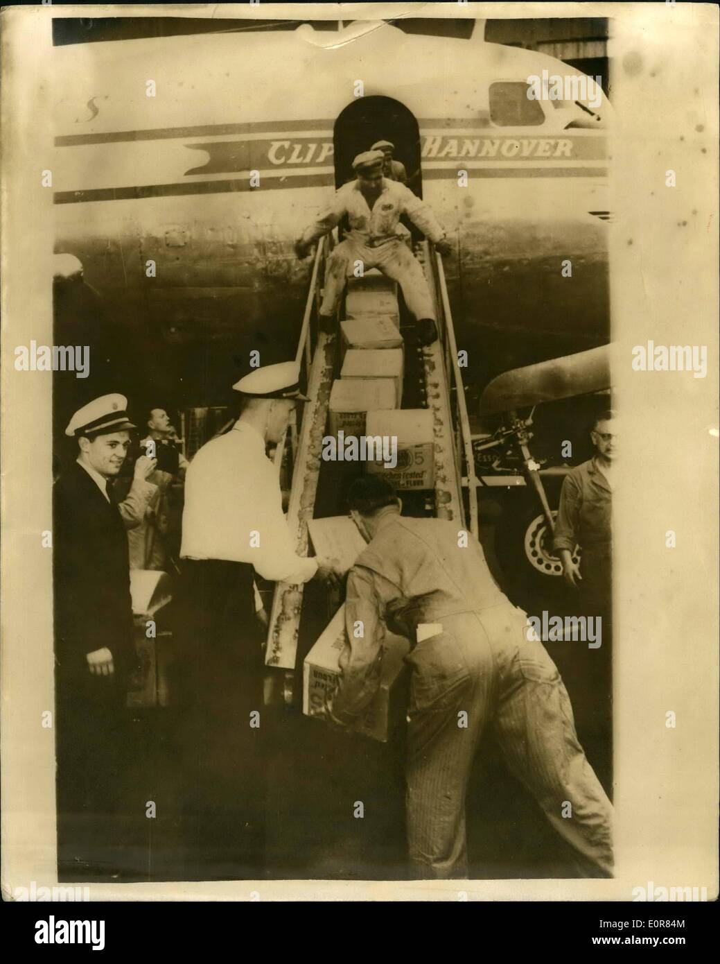 Juillet 07, 1958 - Premier secours américain Pacificying les colis de nourriture arrive  Berlin. La scène de la base aérienne de Templehof comme ils ont débarqué de l'alimentation de secours américain parceks à partir du premier avion de ligne américain qui les a plus pour la distribution à l'Est de la faim les Berlinois. Banque D'Images