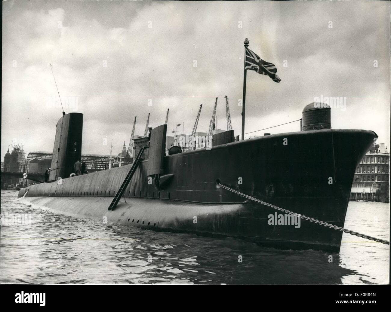 Juillet 07, 1958 - H.M.S. Visites marsouin le bassin de Londres : H.M. Sous-marin - Marsouin commun - la Royal Navy dernières sous-marin de conception d'après la Deuxième Guerre mondiale - sont arrivés dans le bassin de Londres les 4 jours visiter aujourd'hui. Elle est d'être inspectés par les membres du Conseil de l'Amirauté - les représentants du Commonwealth attache naval etc. Photo montre Vue de H.M.S. Marsouin commun dans le bassin de Londres aujourd'hui. Banque D'Images