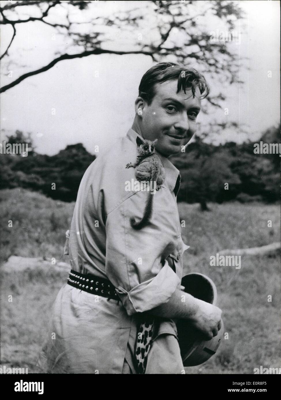 Juillet 07, 1958 - Bébé de la brousse. c'est le nom de l'drôle de petit garçon, avec qui Peter Alexander (Peter Alexander) a fait l'amitié au cours de la fusillade sous soleil tropical. Peter Alexander a obtenu la partie principale de la comédie musicale ''Baron Munchhausen en Afrique'' . Fusillades à l'extérieur. Killmandscharo Banque D'Images