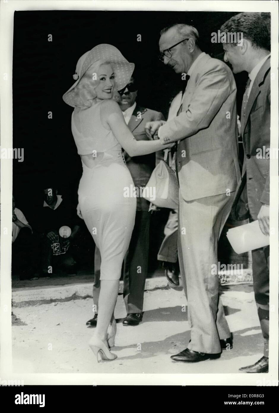 Juillet 07, 1958 - La célèbre star hollywoodienne Mamie Van Doren arrive à Rome Photo montre Mamie Van Doren bientôt à son arrivée à l'aéroport de Ciampino portant un Close-Fitting robe dos nu. La Célèbre Star est arrivée à Rome, à l'étoile dans un nouveau film ''Sabrina's belles jambes'' avec elle est son [roducer M. Cristamn. Banque D'Images