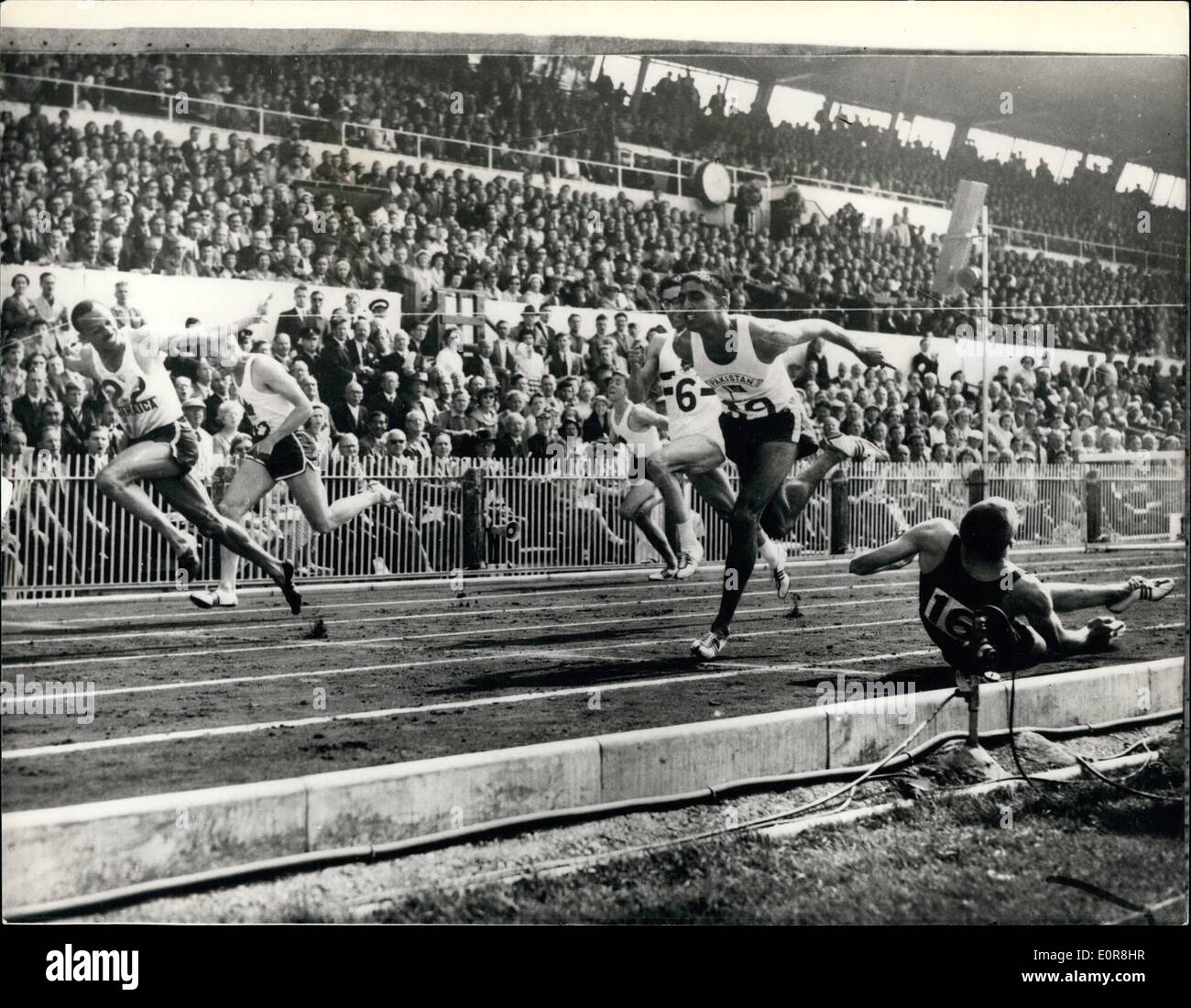 Juillet 07, 1958 - Empire Games à Cardiff.. Finition de la sensationnelle 120 yards obstacle Événement : la finale de la finale du 120 mètres haies lors des Jeux de l'Empire.. Keith Gardner (Jamaïque) est à la tête de la bande à win J.J. Swart (S. L'Afrique) tombe sur son dos à la bande pour être jugée Sixième.. après qu'il avait interjeté appel les juges avaient un examen plus attentif de la photo finish - et il a obtenu la deuxième place. G. Razik (Pakistan) a terminé troisième (No. 39) et R. étranger fixé de temps le gagnant était de 14 secondes. Banque D'Images
