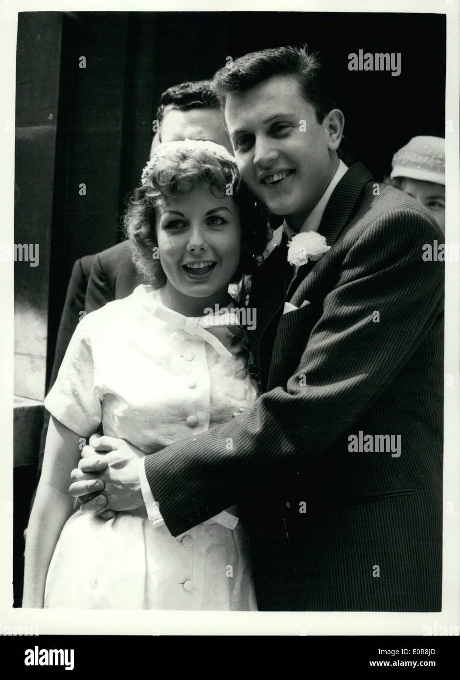 Juillet 07, 1958 - Terry Dene Weds:les 19 ans du rock n roll star, Terry Dene, a été mariée à Marylebone Register Office aujourd'hui de 22 ans singer Edna Savage. Photo montre les mariés en photo après la cérémonie. Banque D'Images