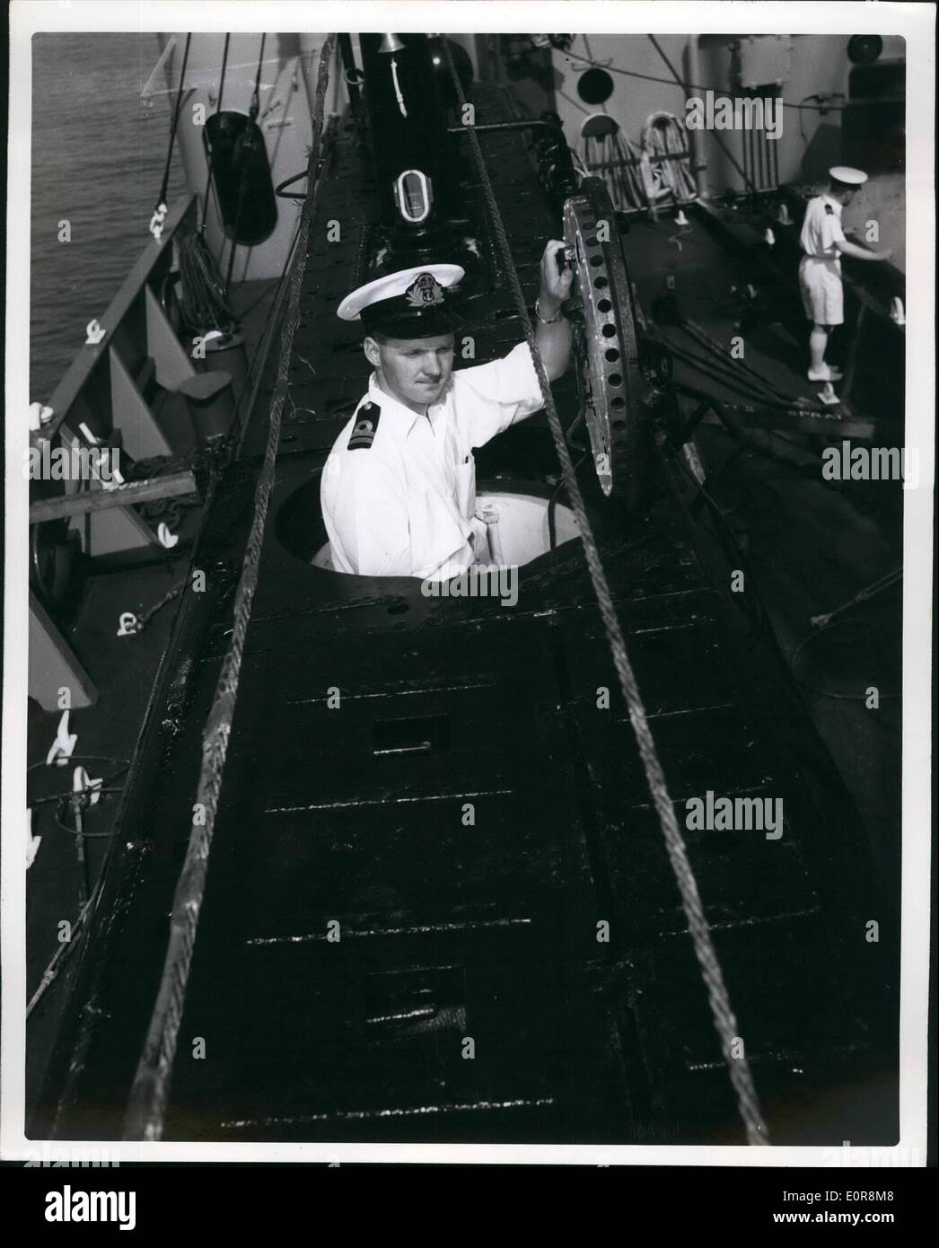 08 août, 1958 - Le HMS Sprat, un sous-marin britannique, actuellement par le lieutenant commandant T.J. Andrews, En, fait un voyage récent à l'Organisation des transports de bateau, lancé en 1955, le sprat qui transporte un équipage complet de sept deux officiers et cinq hommes - a un important avantage sur un contentional subs dont sa capacité de manœuvre en zone tendue. La miniature sous fonctionne actuellement avec les unités de la Marine américaine dans Sabbor à des exercices de défense peu Grec, Virginie. Commandant de la RMS Sprat Le lieutenant T. J Banque D'Images