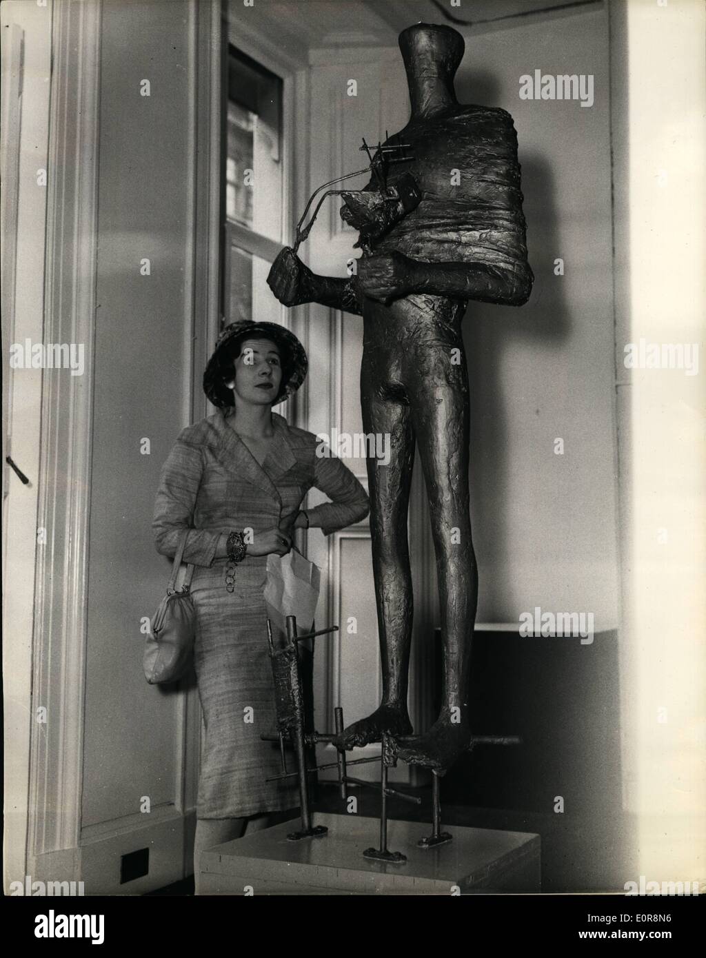 08 août, 1958 - L'exposition à la Bourse Gregory Iinstitute d'Arts Contemporains : Mme Penelope Gilliatt admirant ''anipulator'' un plâtre par Reg Butler, lors de l'exposition aujourd'hui. Banque D'Images