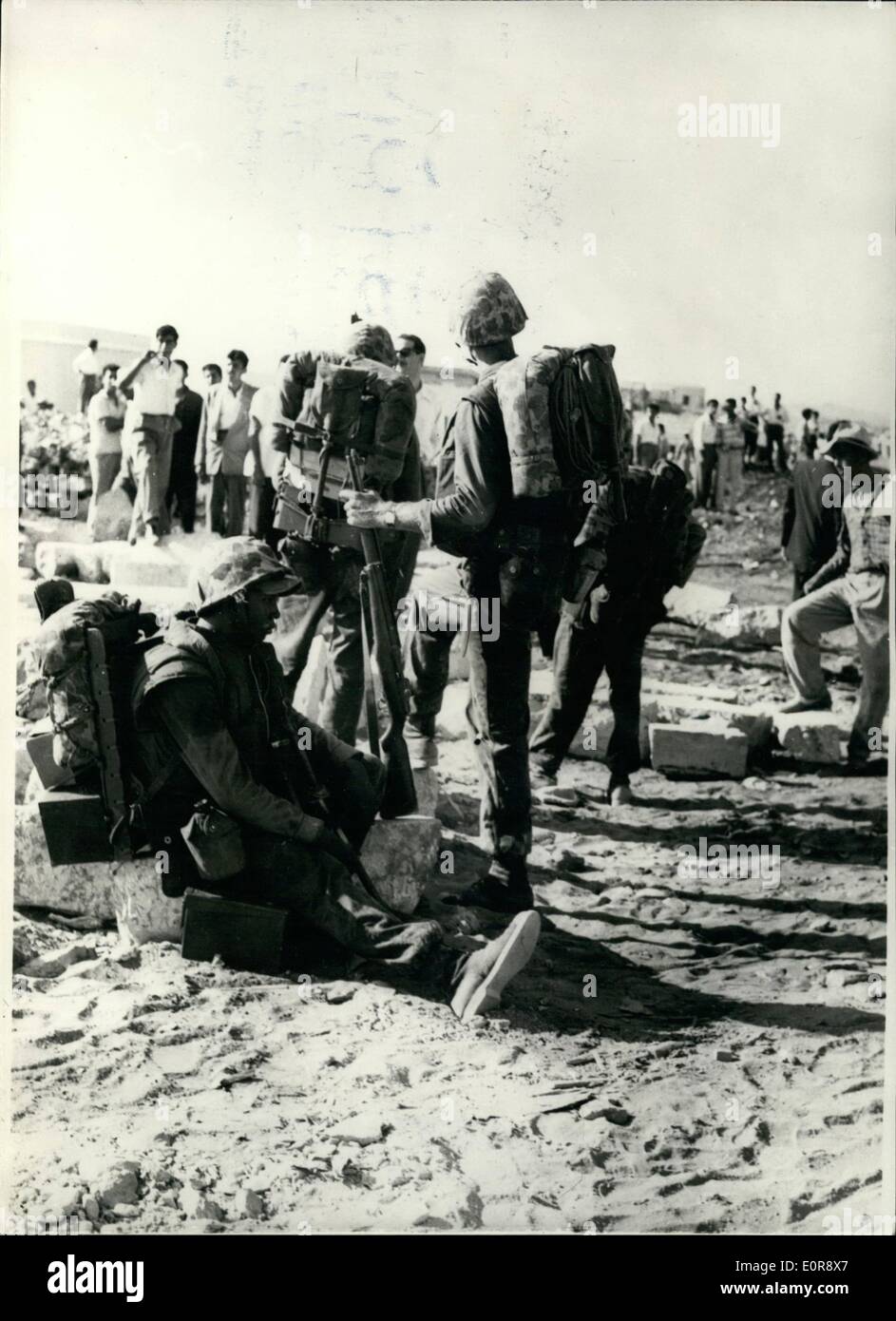 Juillet 07, 1958 - Photos originales de Marines américains l'atterrissage dans le Liban. Photo montre les habitants locaux se rassembler autour d'un groupe de Marines américains sur la plage à Ehalde, près de Beyrouth, après les débarquements de mardi. Cette photo d'origine a été reçu par l'air aujourd'hui. Banque D'Images