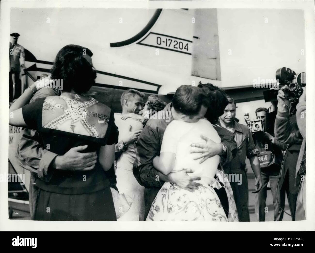 Juillet 09, 1958 - 9-7-58 aviateurs américains libérés par les Russes. Les 9 aviateurs américains dont l'avion a été forcé par un avion russe en Arménie le 27 juin, et qui ont été libérés par les Russes lundi, est arrivé à leur Wiesbaden, Allemagne Air base hier. Photo montre : certains des aviateurs sont accueillis par leurs femmes à leur arrivée à Wiesbaden hier. Banque D'Images