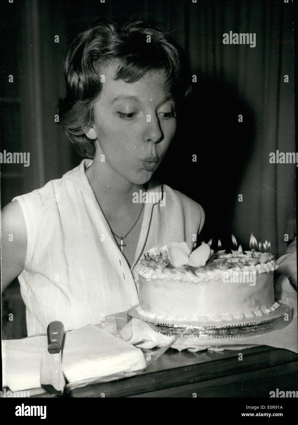 08 Aout 1958 Anna Massey Fete Son Vingt Et Unieme Anniversaire Gateau Surprise Une Celebration A Eu Lieu Entre Les Repetitions Sur La Scene Criterion Theatre Cet Apres Midi Pour
