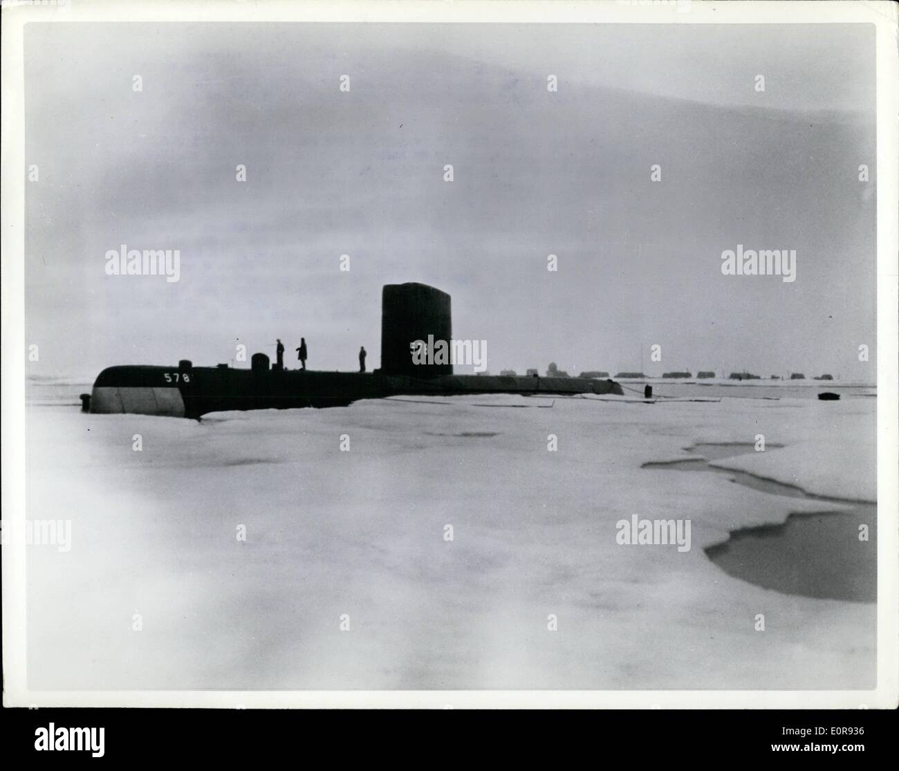 14 août 1958 - Master Légende : Skate amarré à la station dérive Alfa. La skate (SSN-578) Le deuxième sous-marin américain d'atteindre le Pôle Nord, a mené des études sous l'eau dans l'océan Arctique, le sous-marin à propulsion nucléaire a passé 10 jours, 14 heures et parcouru un total de 2 405 miles sous la banquise. Elle fait surface à 9 reprises au cours de cette période qu'elle a suivi son G-zag path au sommet du monde Banque D'Images
