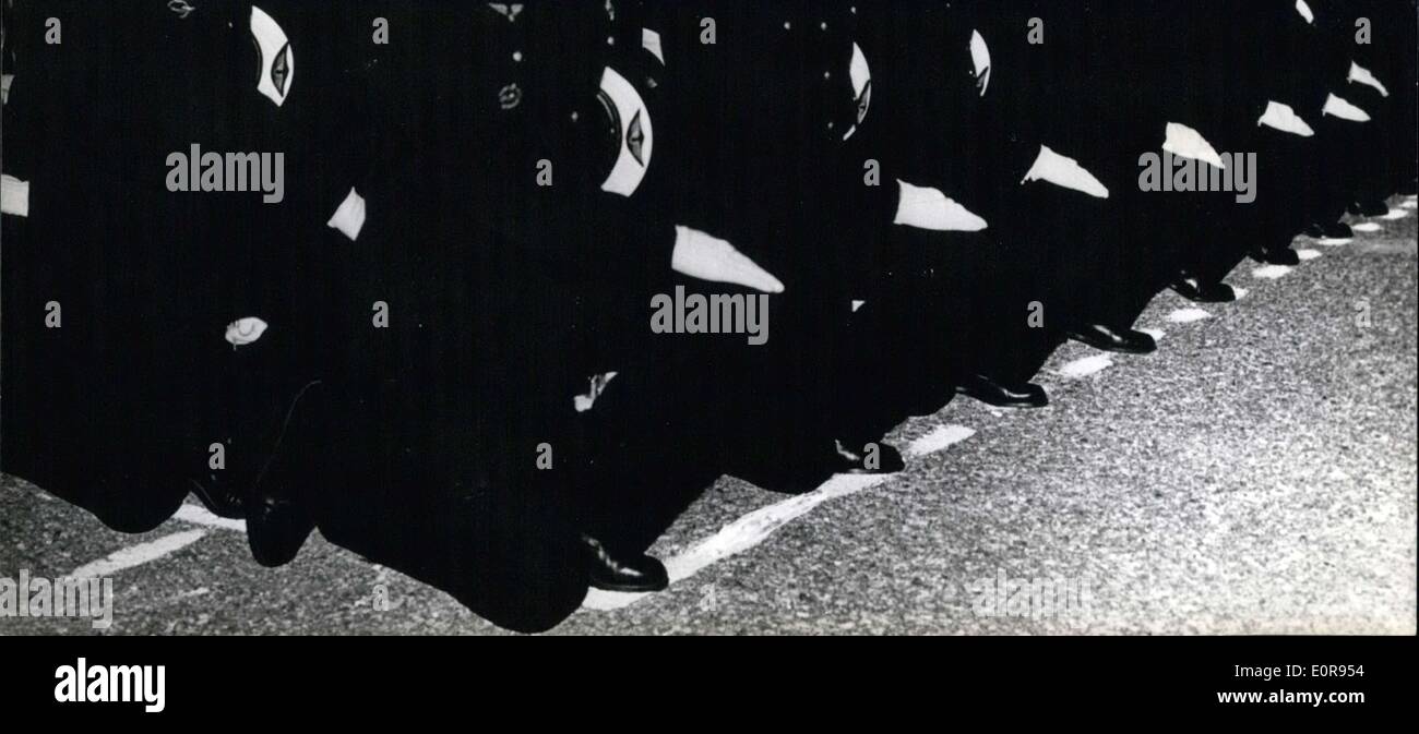 Juillet 12, 1958 - Les officiers militaires en attente de leur initiation Banque D'Images