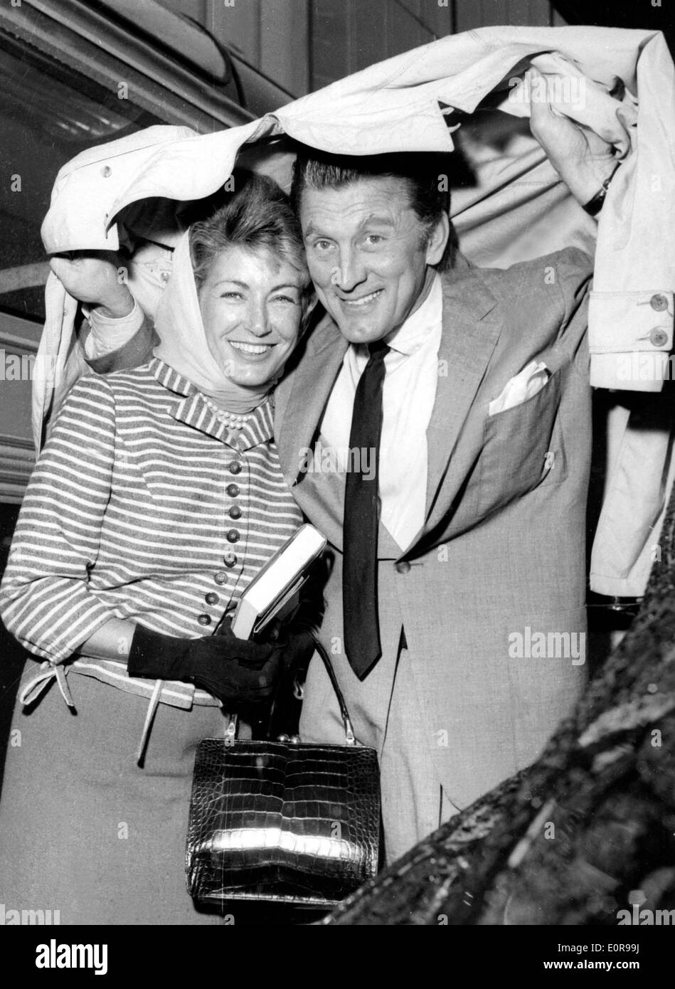 L'acteur Kirk Douglas et épouse Annie arrivent à Londres Banque D'Images