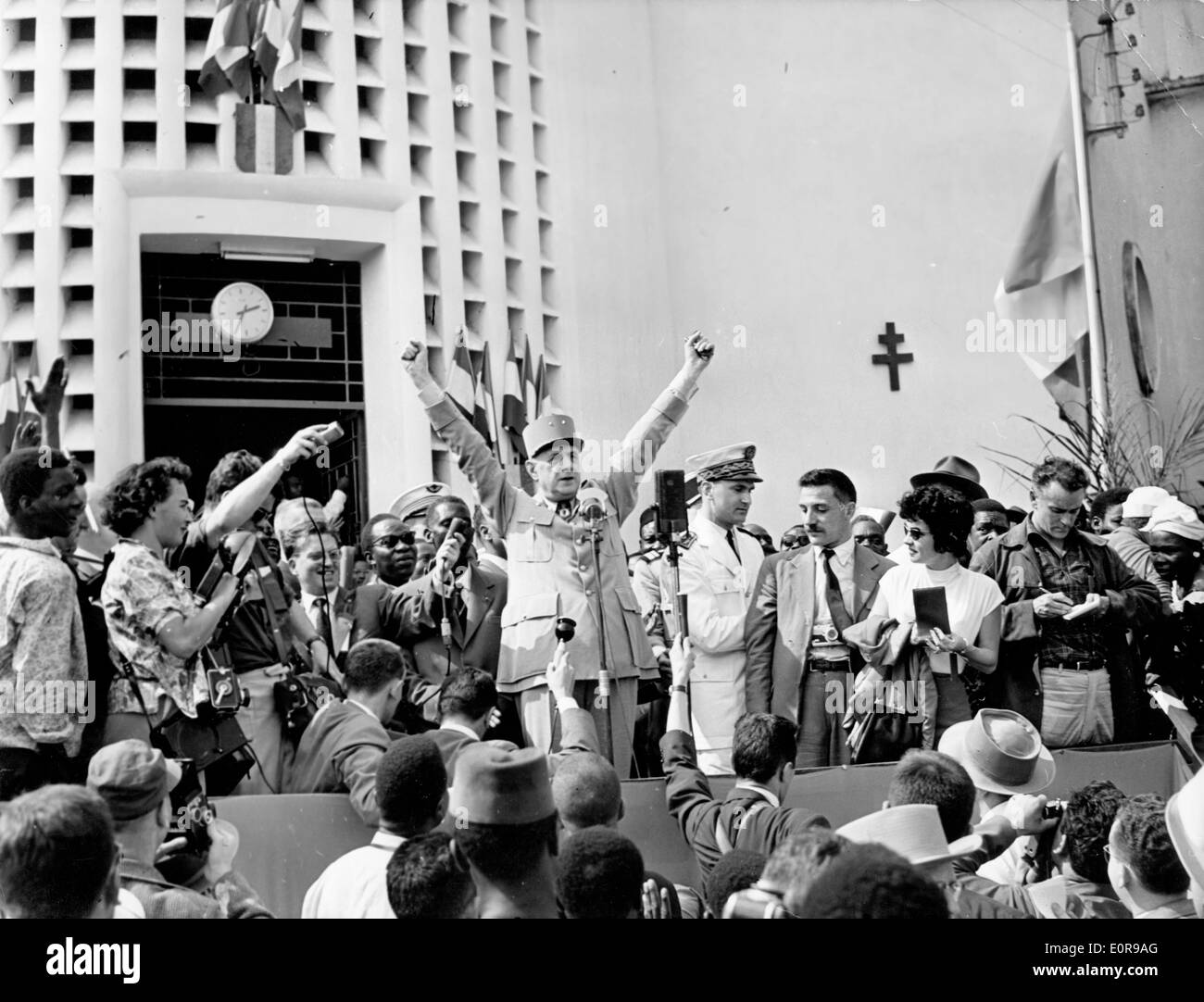 Le général Charles de Gaulle célèbre avec foule Banque D'Images