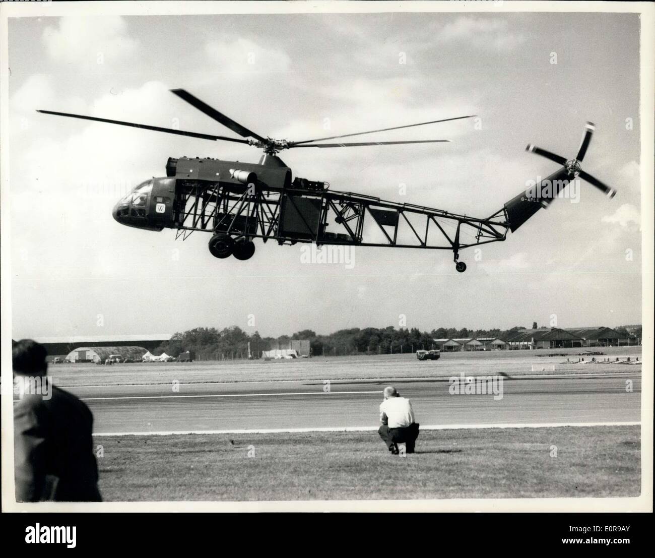 Septembre 01, 1958 - vue de la presse le Salon de l'affichage. Grue en vol hélicoptère Westland. La photo montre l'hélicoptère Westland Crane en vol pendant l'affichage à Farnborough cet après-midi. Cette machine est conçue pour des fins commerciales et industrielles. Banque D'Images