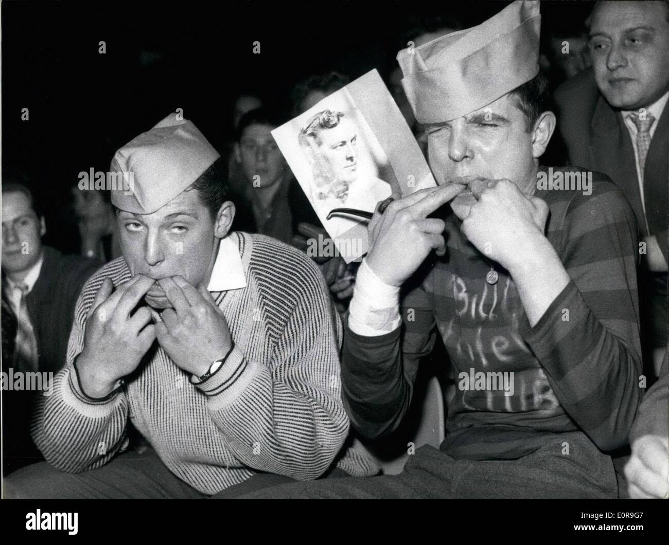 10 octobre 1958 - Andrew est confus en Allemagne. Bill Haley's tournée thrugh la République fédérale allemande est devenue une psychose de masse après les événements de Berlin et Hambourg. Plusieurs centaines de policiers ont à faire une voie à Bill Haley de nombreuses heures avant le 'concert' commence par l'immense foule des youveniles. Avec trompets et autres instruments et troubleing avec beaucoup de bruit les'' forte n'ayant pas de permis d'entrée pour la salle de concert sont la danse dans de grands groupes avant la salle de concert Banque D'Images