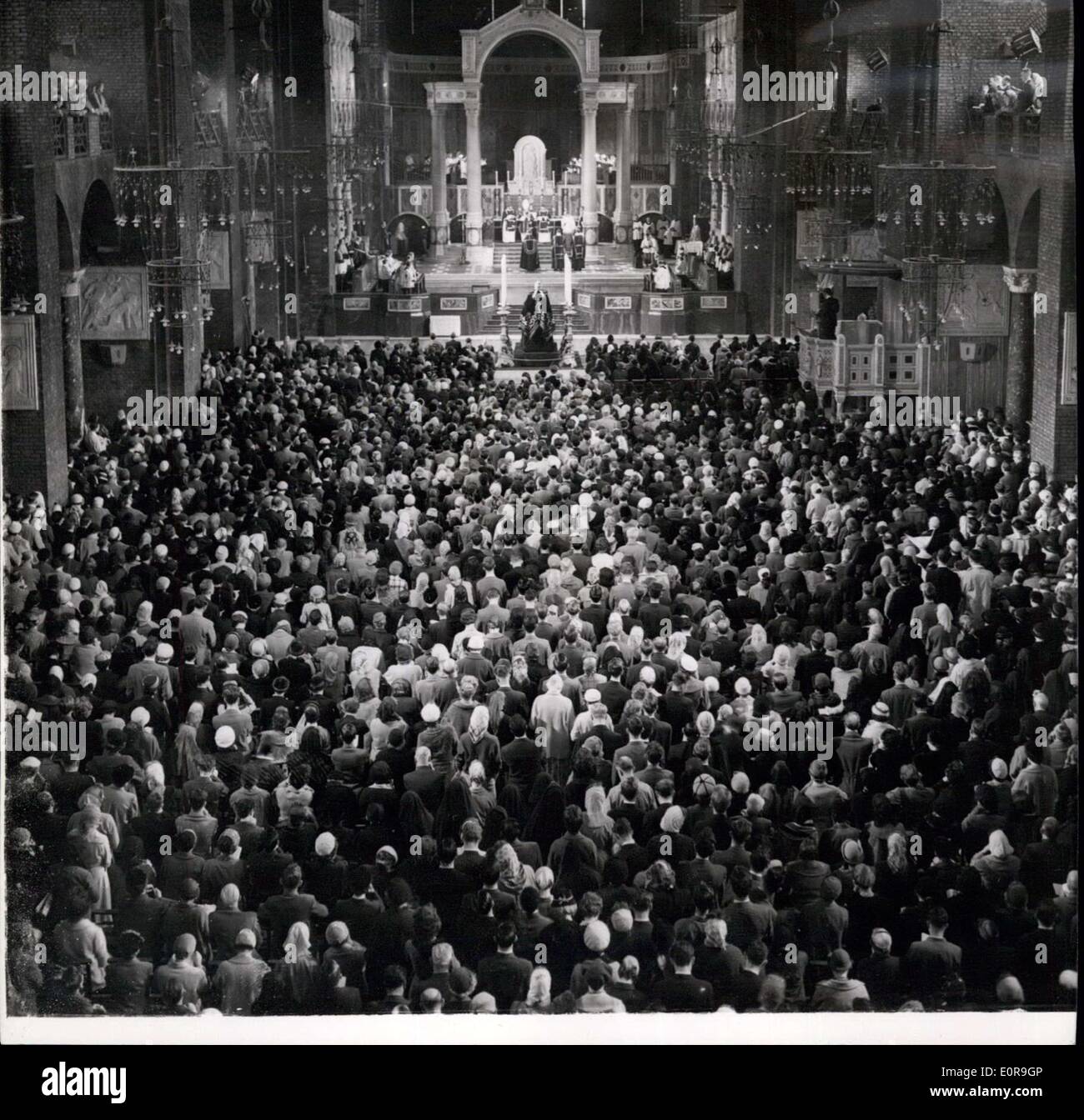 11 octobre 1958 - Messe de requiem à la Cathédrale de Westminster : Messe de Requiem a eu lieu ce matin dans la Cathédrale de Westminster par le Dr Godfrey l'archevêque de Westminster à la mémoire du Pape. La photo montre la vue générale pendant la messe de requiem à la Cathédrale de Westminster ce matin. Banque D'Images
