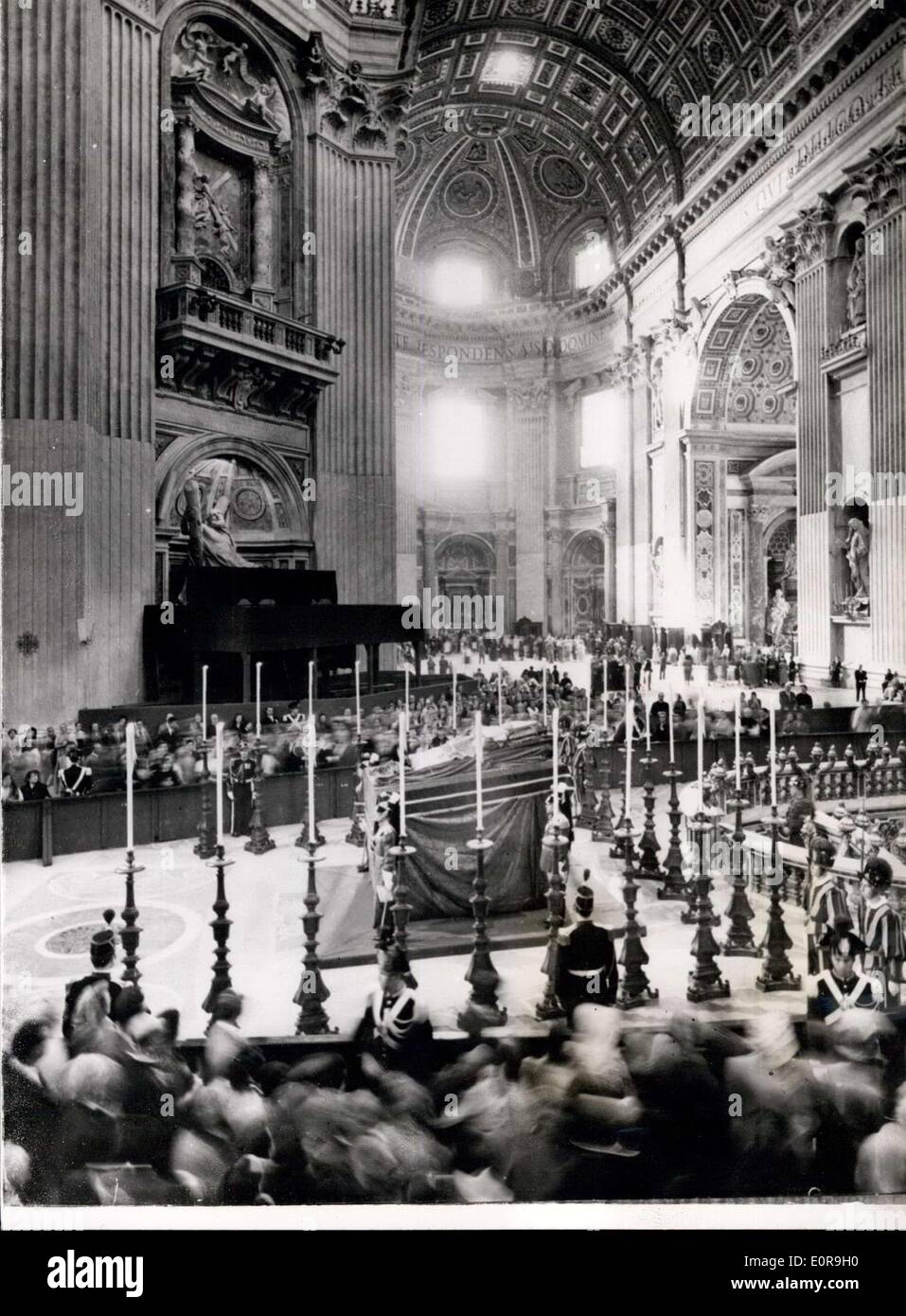 12 octobre 1958 - Le Pape se trouve dans la région à la basilique Saint Pierre : La photo montre la vue générale à l'intérieur de la Basilique Saint Pierre, Rome - en tant que Pape Pies XIII réside dans l'état -et les catholiques passé rempli afin de lui rendre un dernier hommage. Banque D'Images
