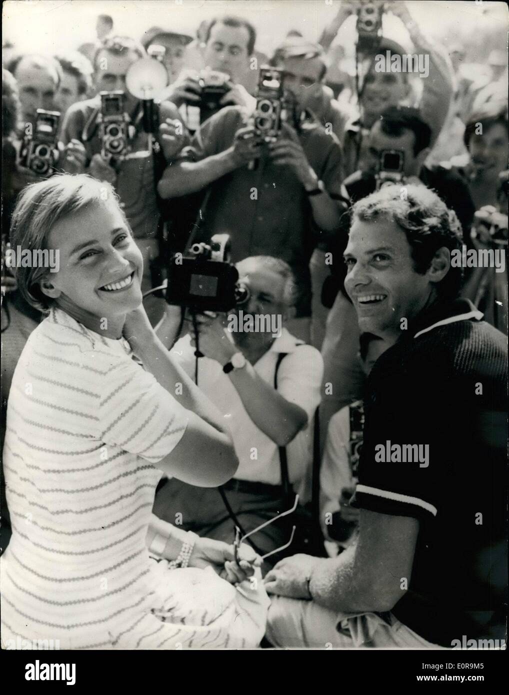 Septembre 09, 1958 - Français Star En tant que centre d'attraction du Festival du Film de Venise : l'actrice allemande Maria Schell - est entouré de Banque D'Images