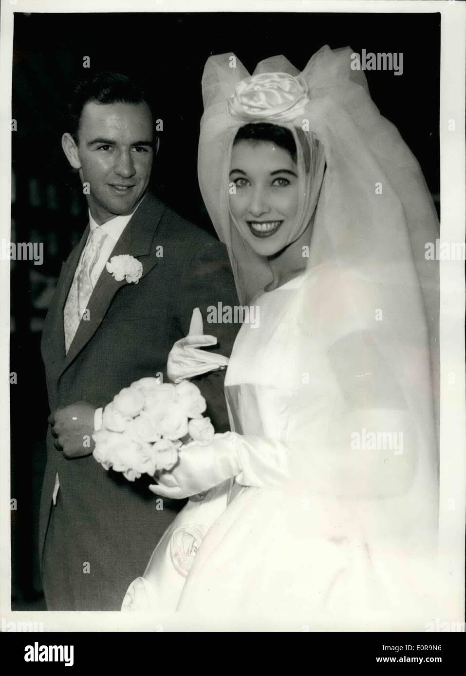 Septembre 09, 1958 - Tennis d'aujourd'hui : le mariage de mariage a eu lieu aujourd'hui à Saint-Paul, l'établissement Knights bridge, de l'Université d'Oxford, le capitaine tennis 21 ans Oliver Prenn, et 19 ans ancien modèle, Mlle Nyda Machin, un ancien concurrent de Wimbledon junior. L'époux dans le fils du Dr. Daniel Prenn, joueur de Coupe Davis allemand des années 30. Meilleur homme était Richard Gonzales, la star du tennis professionnel. Photo Keystone montre :- Les mariés après la peut d'argent. Banque D'Images